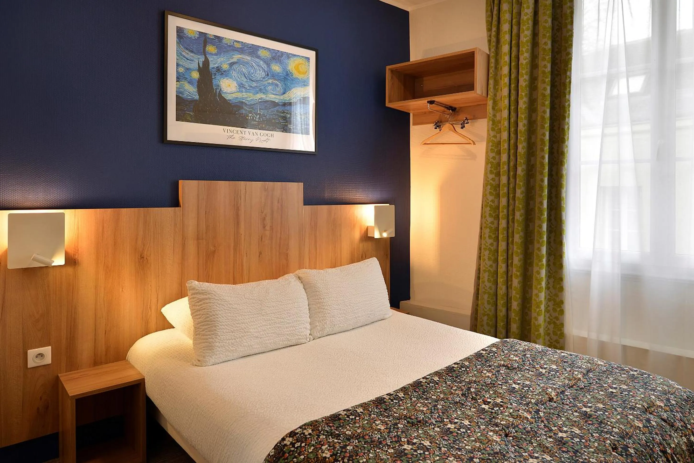 Bed in Logis Hôtel Maison Voltaire