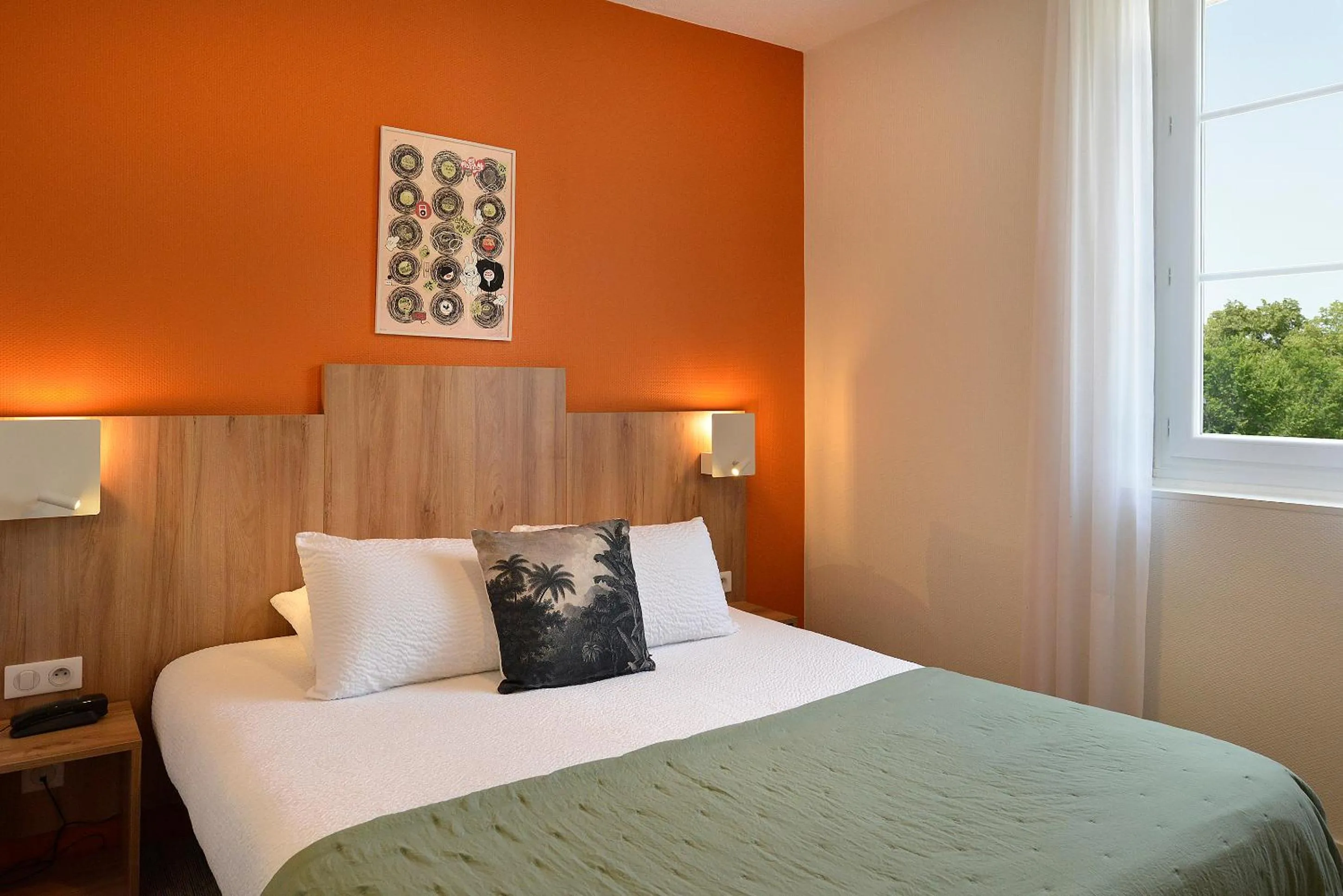 Bed in Logis Hôtel Maison Voltaire