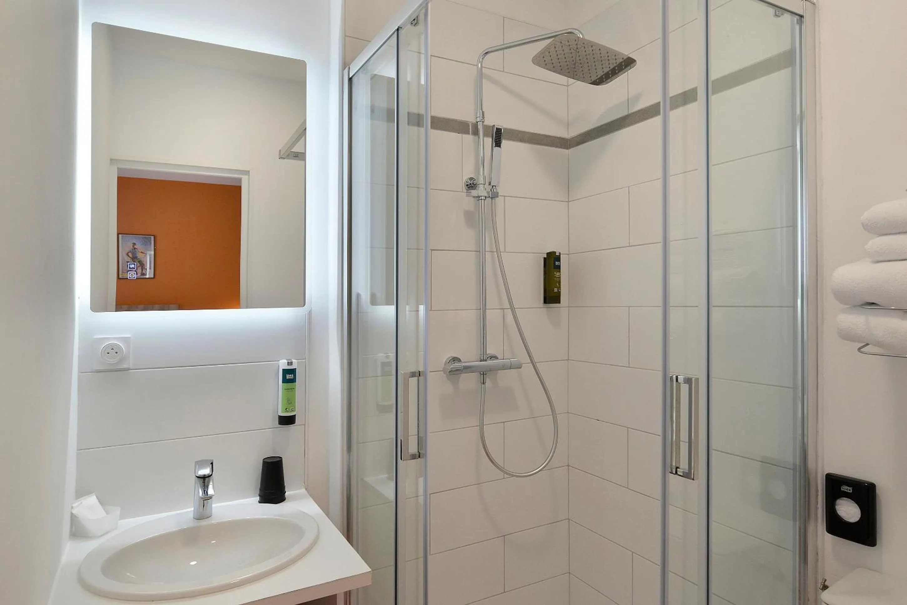 Shower in Logis Hôtel Maison Voltaire