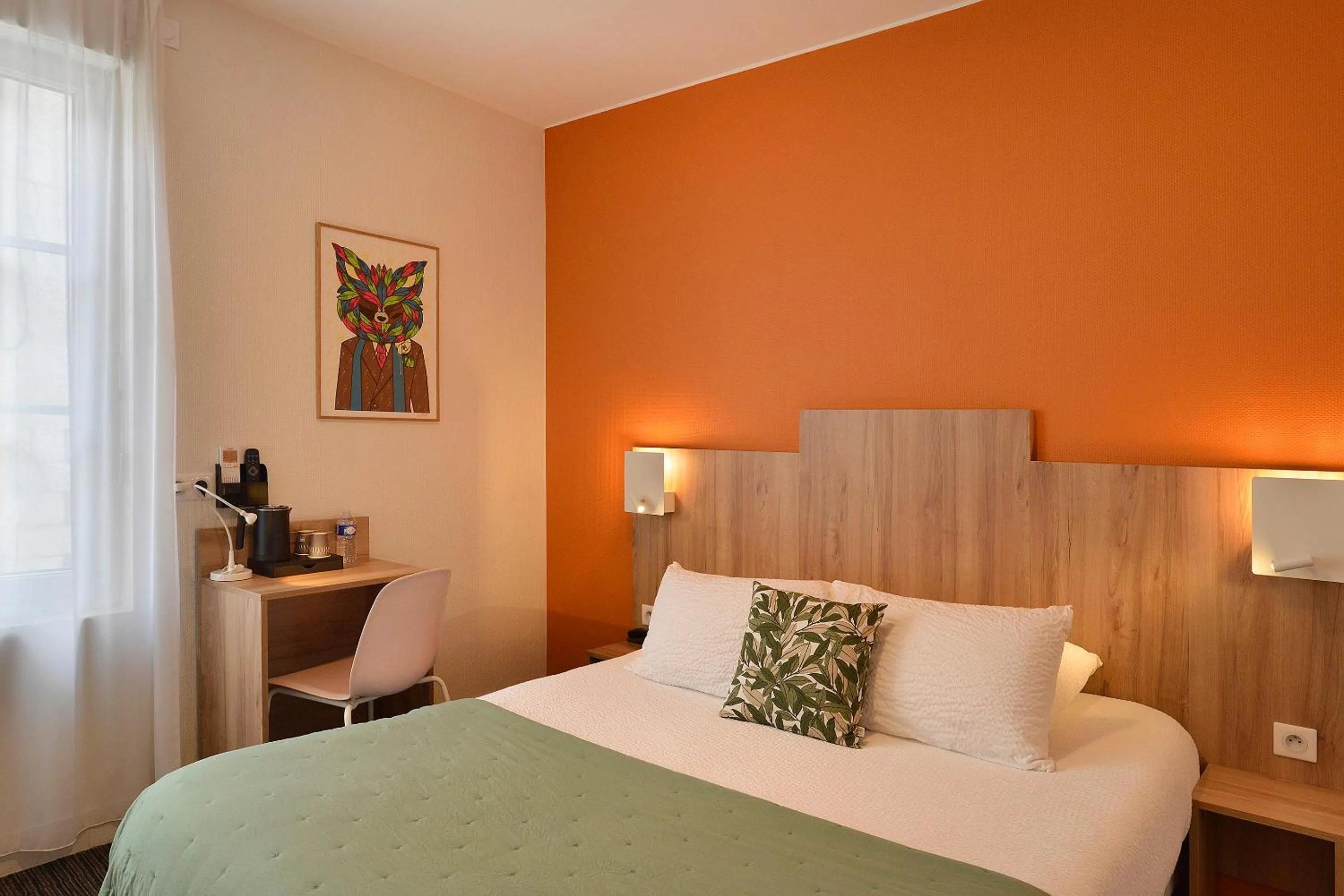 Bed in Logis Hôtel Maison Voltaire