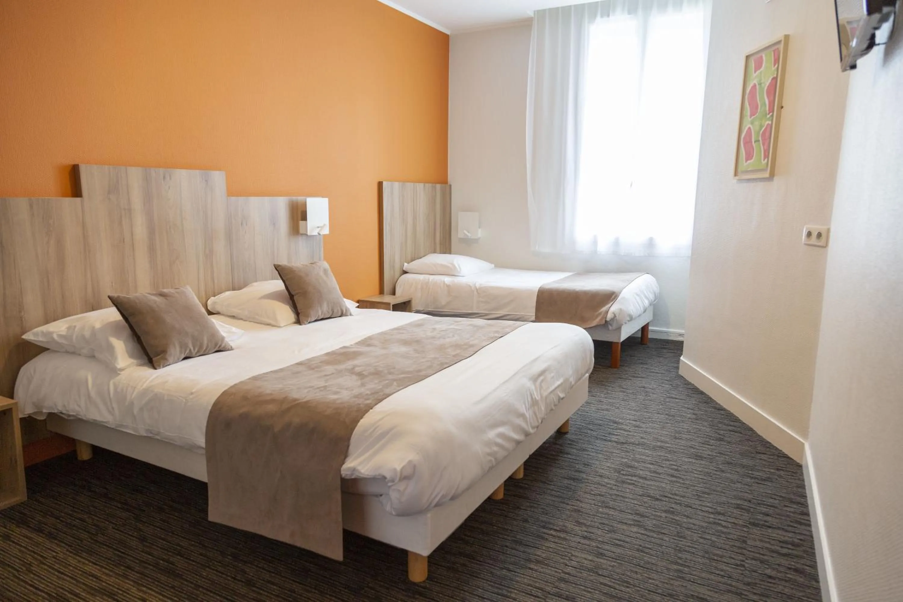 Bed in Logis Hôtel Maison Voltaire