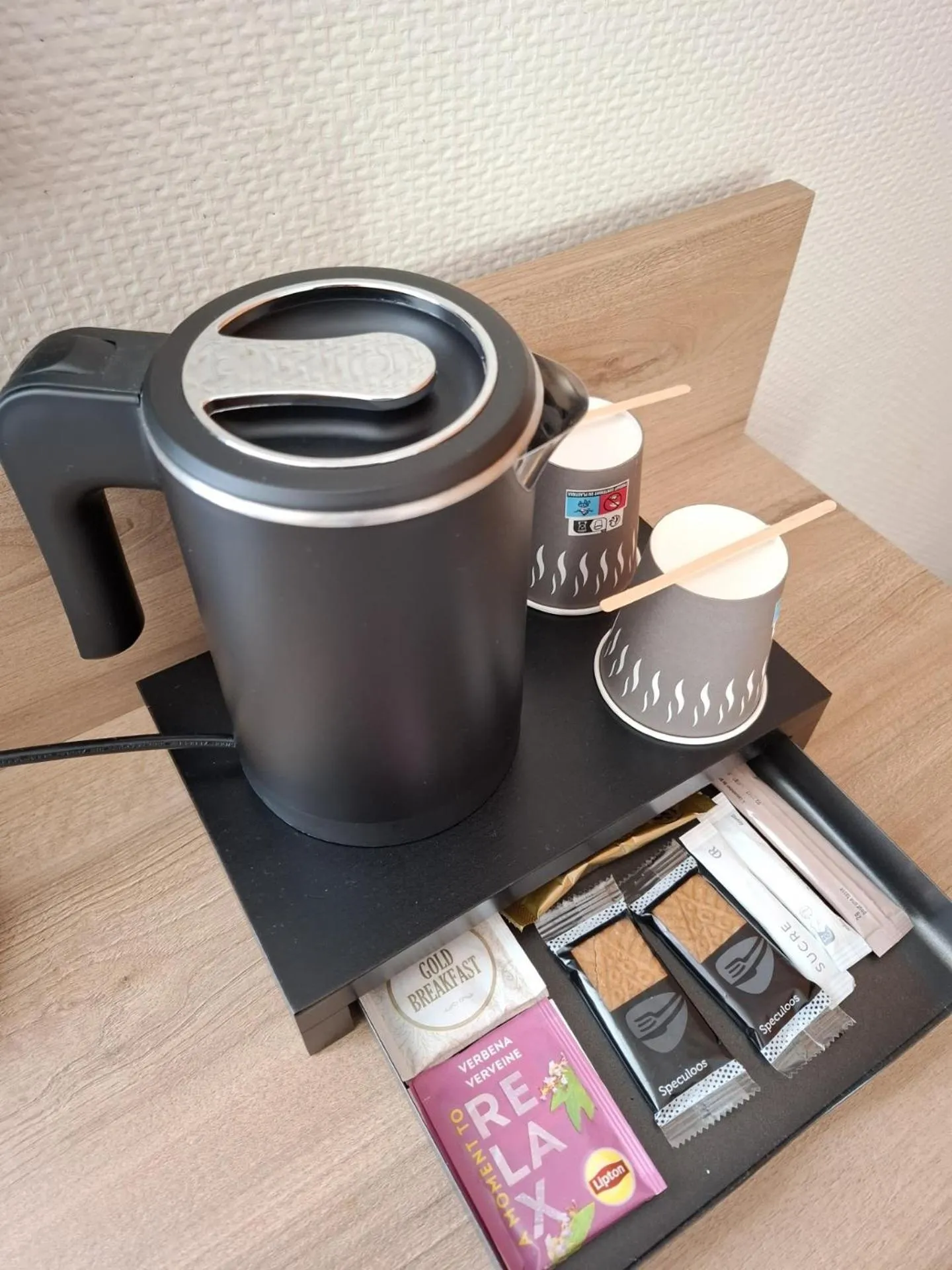Coffee/tea facilities in Logis Hôtel Maison Voltaire