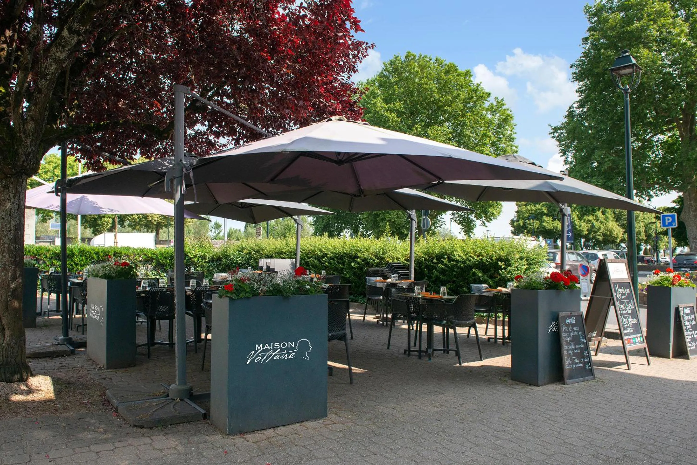 Patio in Logis Hôtel Maison Voltaire