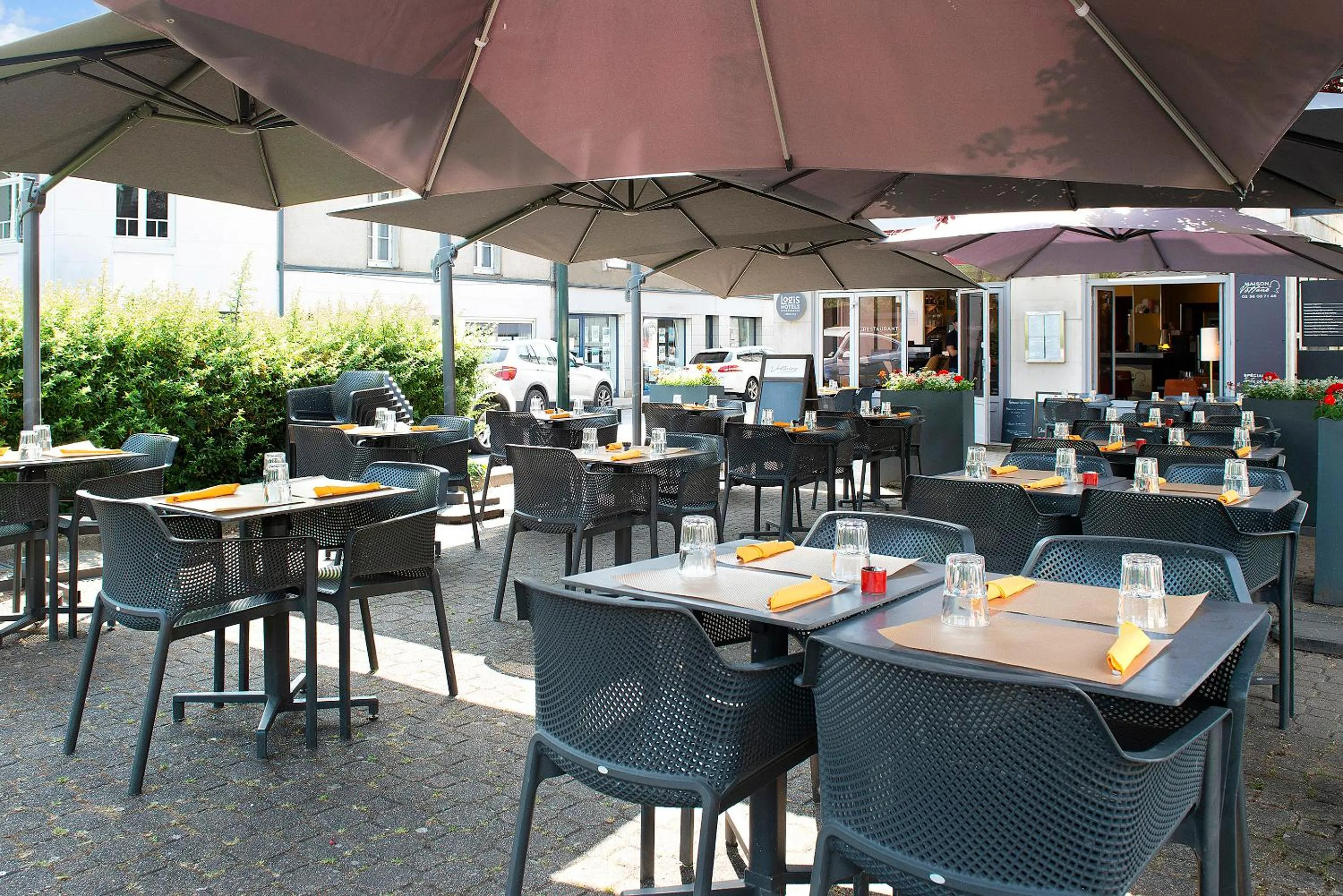 Patio in Logis Hôtel Maison Voltaire