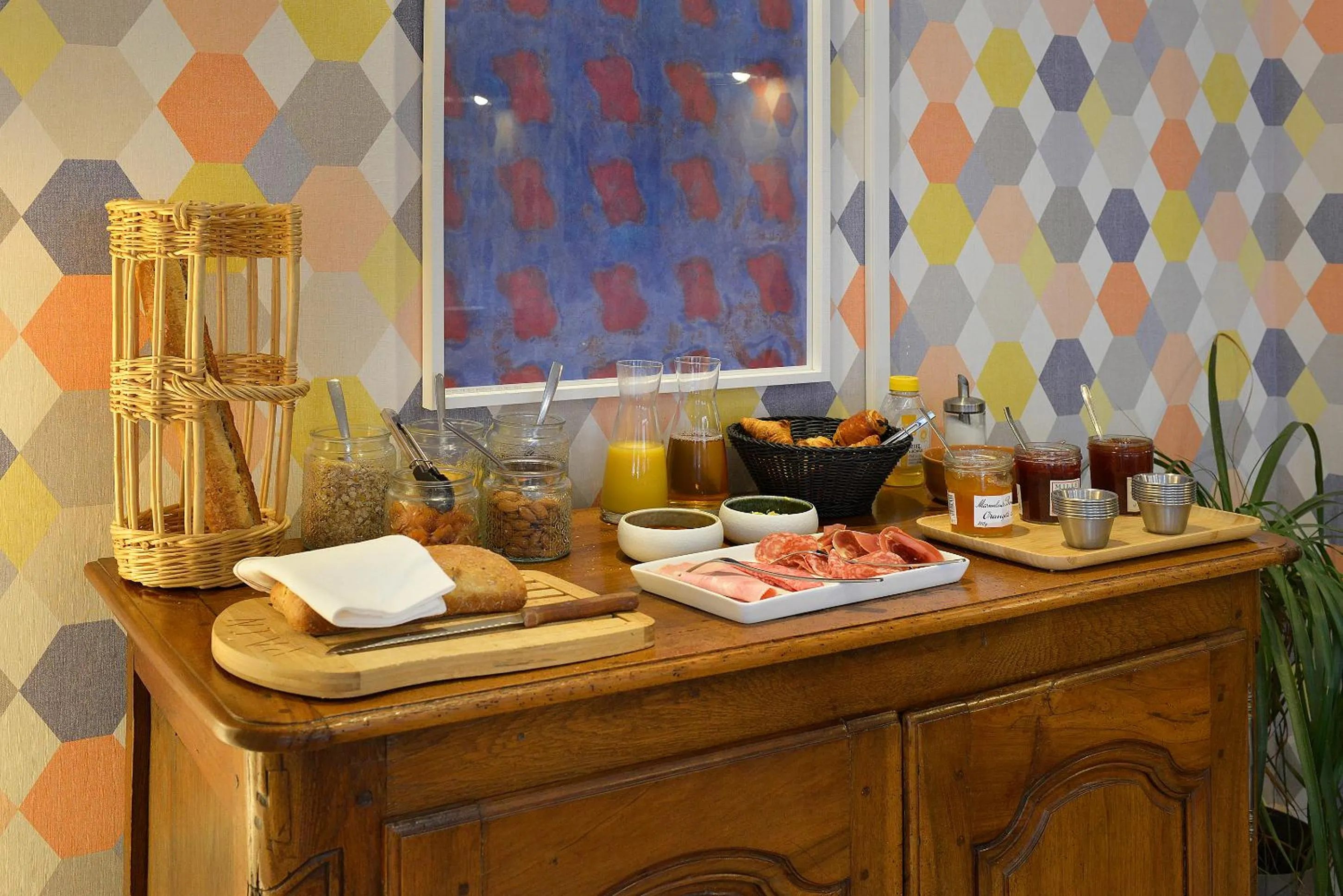 Food and drinks in Logis Hôtel Maison Voltaire