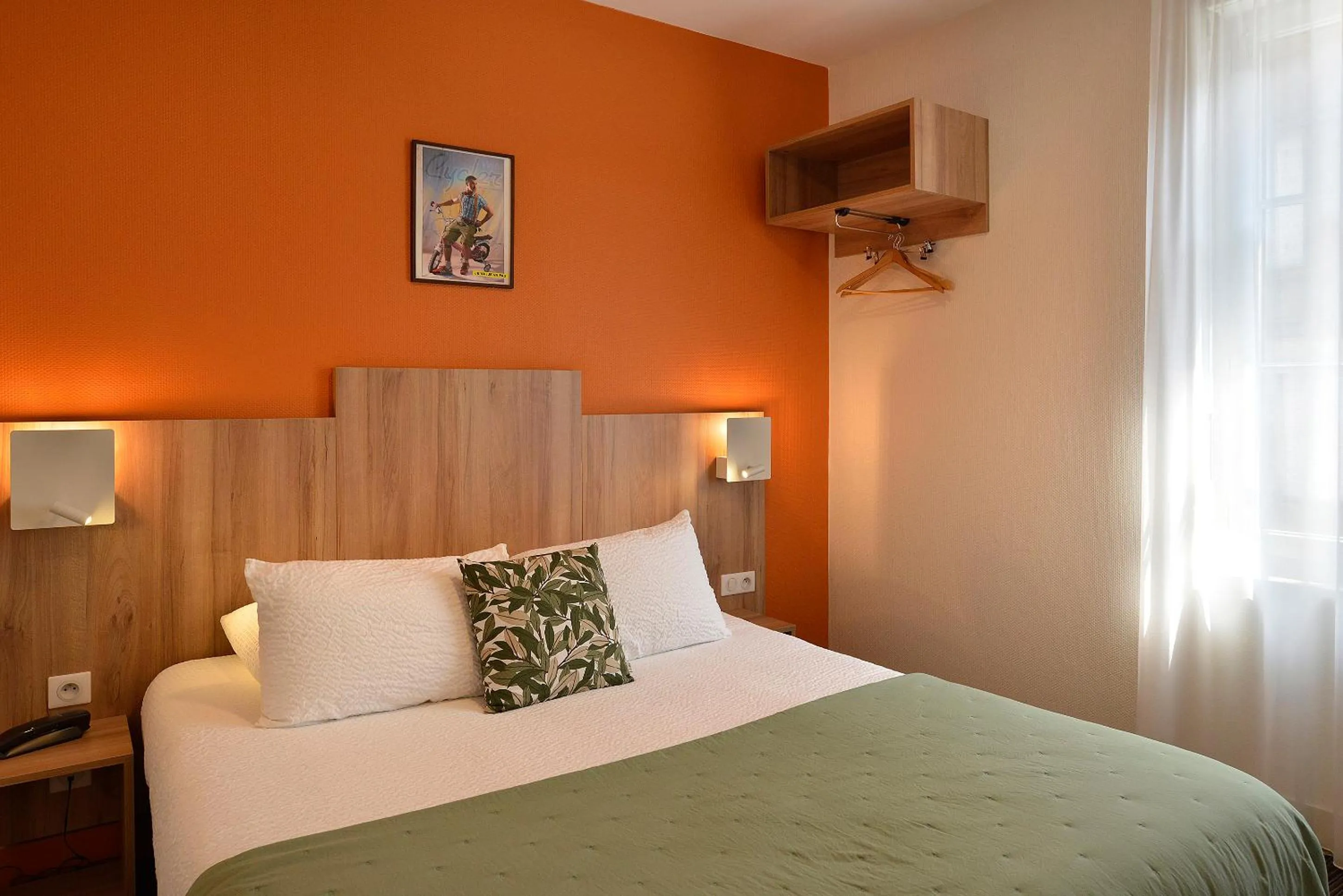 Bed in Logis Hôtel Maison Voltaire