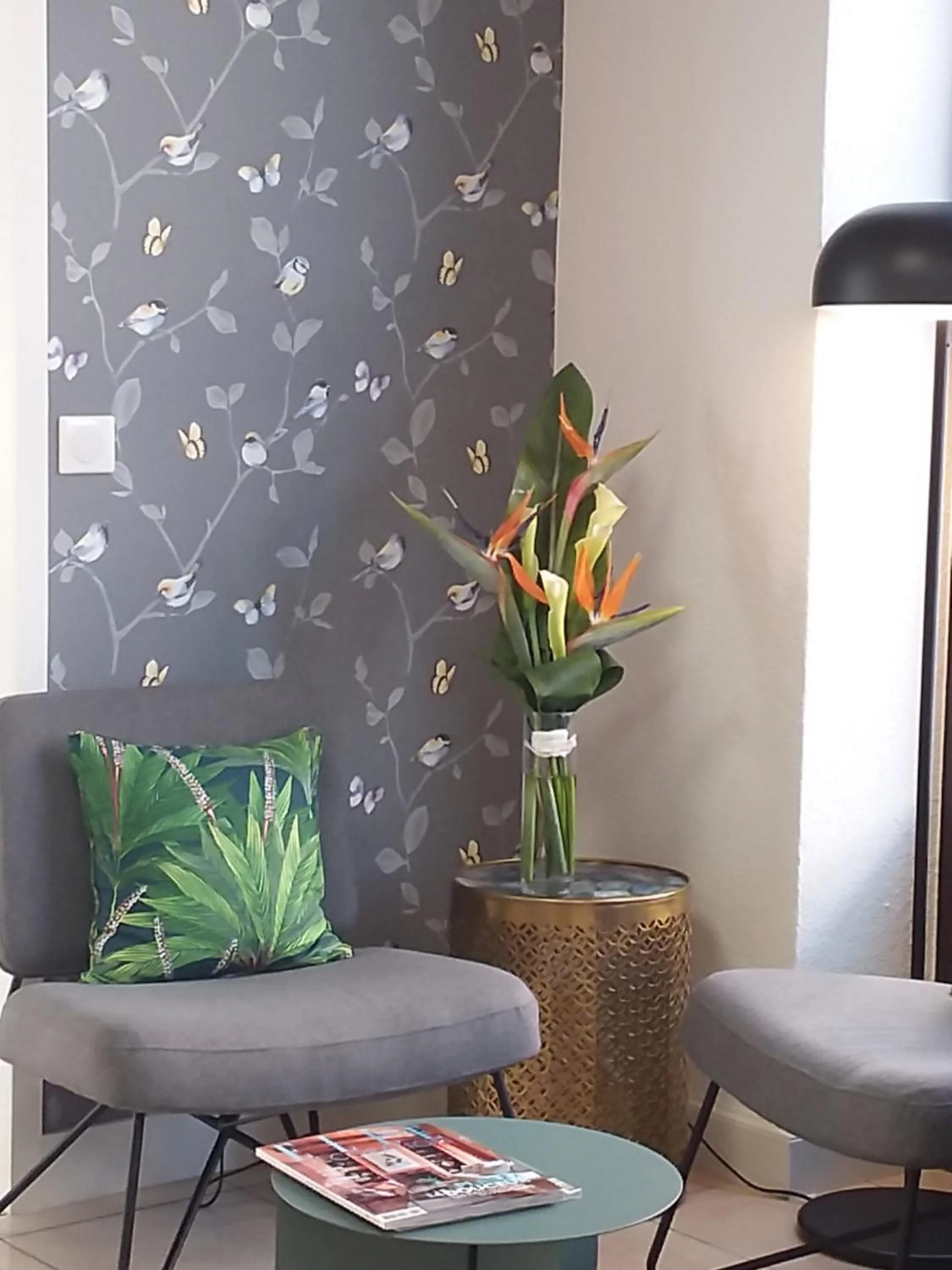 Communal lounge/ TV room in Logis Hôtel Maison Voltaire