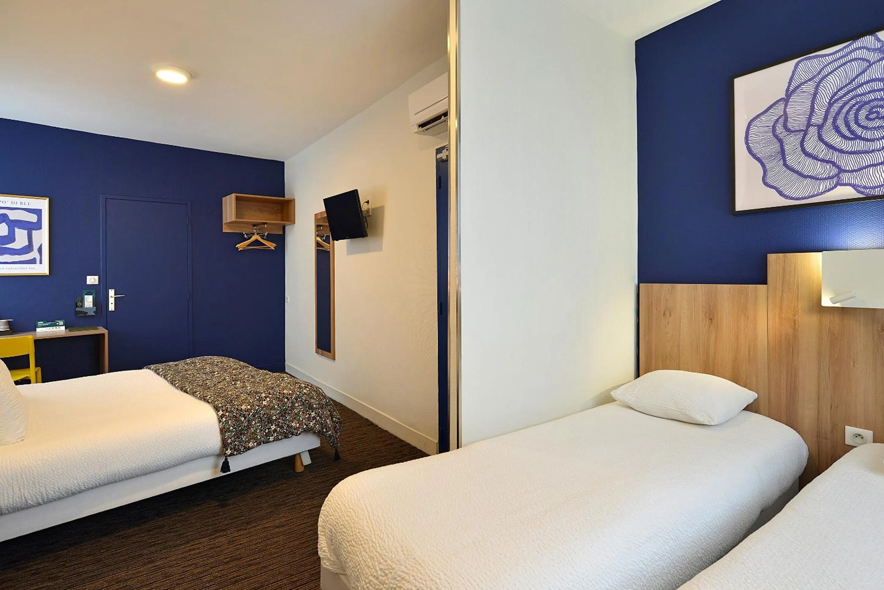 Bed in Logis Hôtel Maison Voltaire