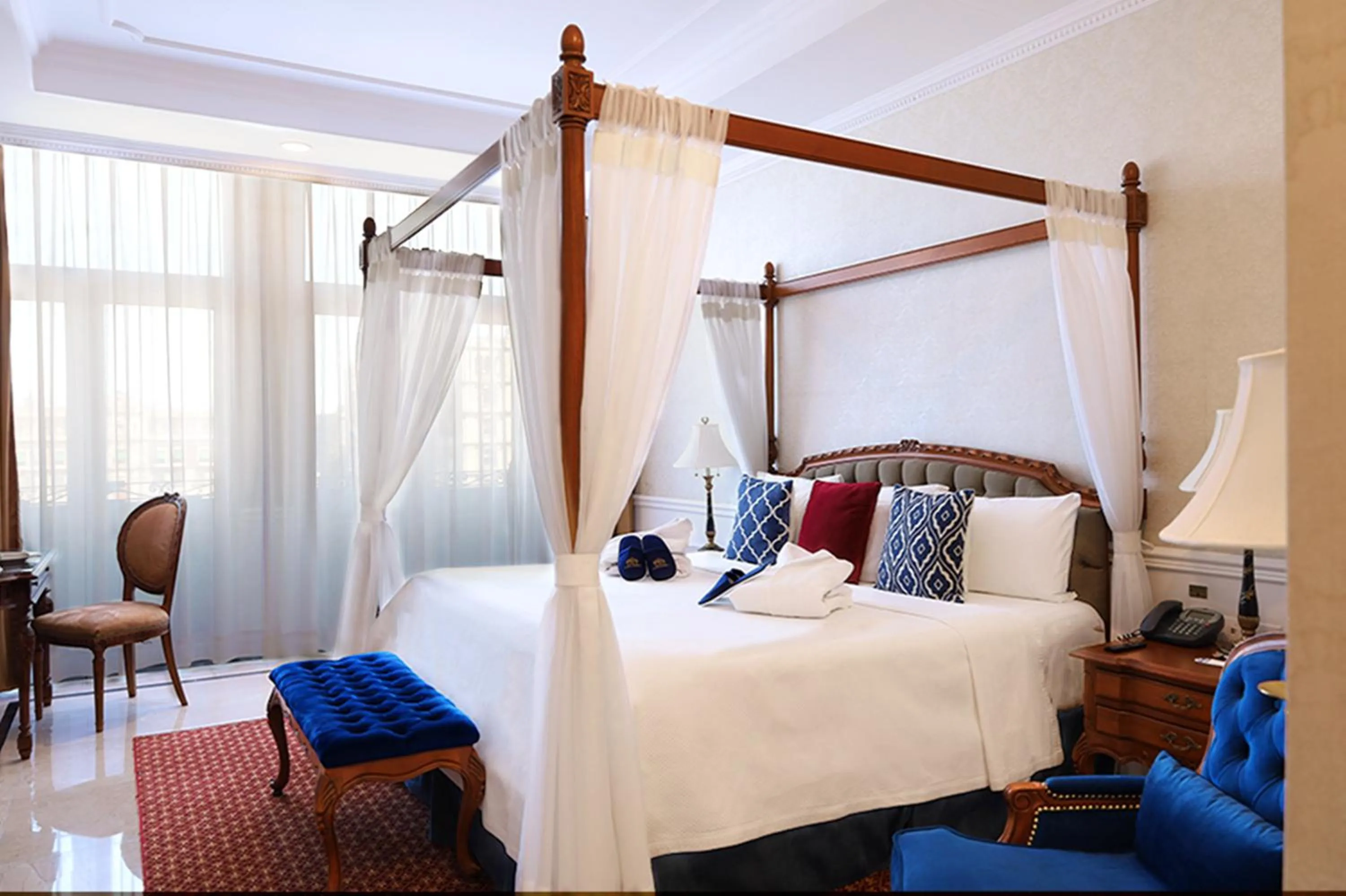 Photo of the whole room, Bed in Gran Hotel Ciudad de México Zócalo View