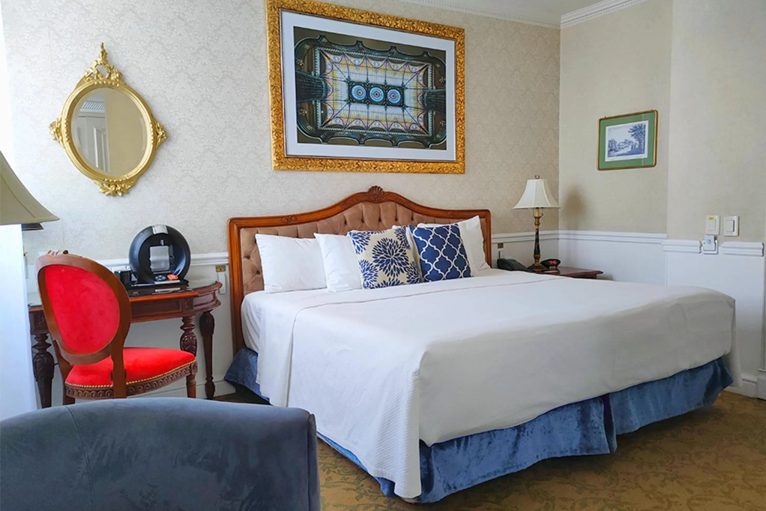 Photo of the whole room, Bed in Gran Hotel Ciudad de México Zócalo View