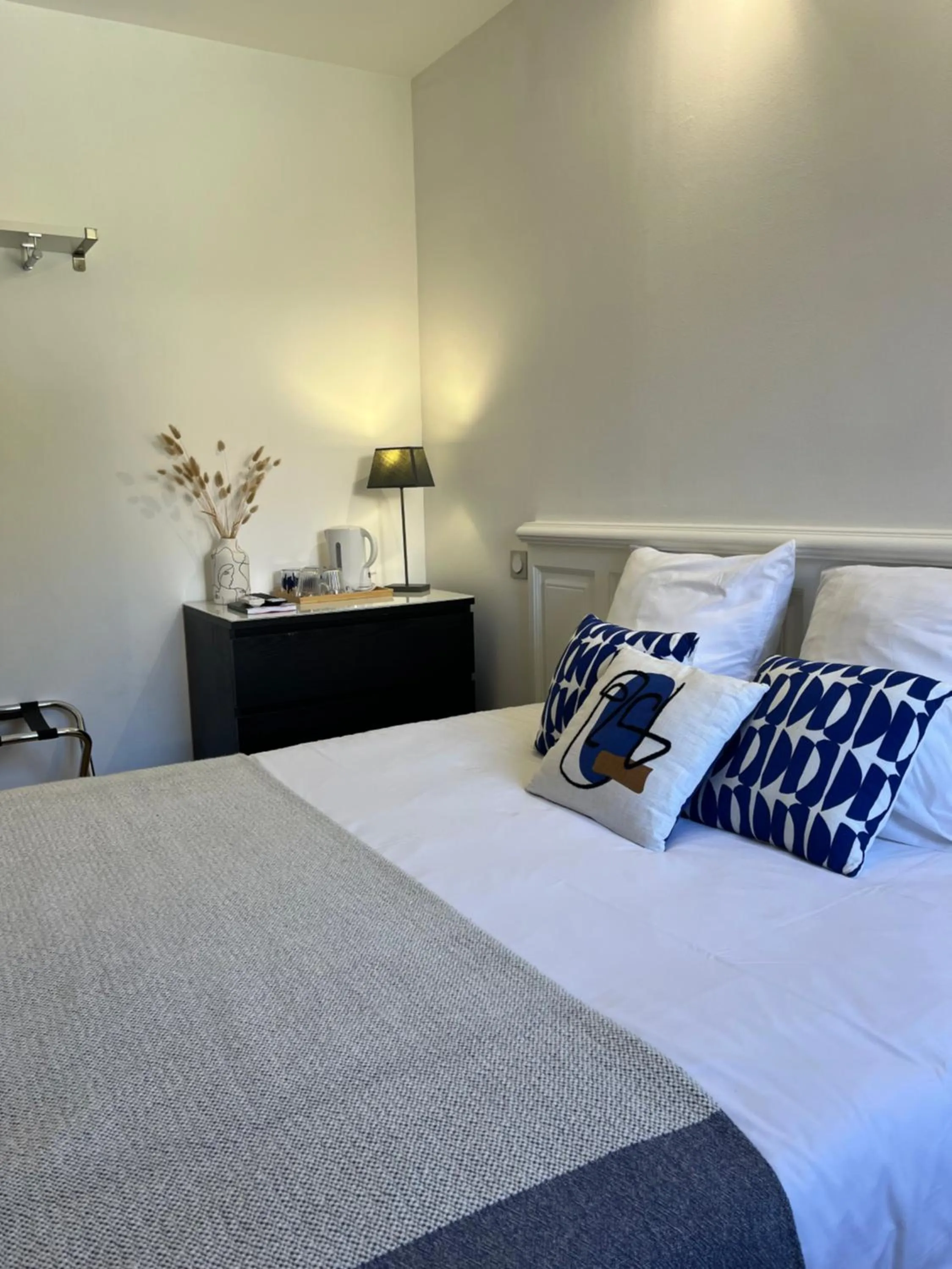 Property building, Bed in Logis Hôtel La Fenière