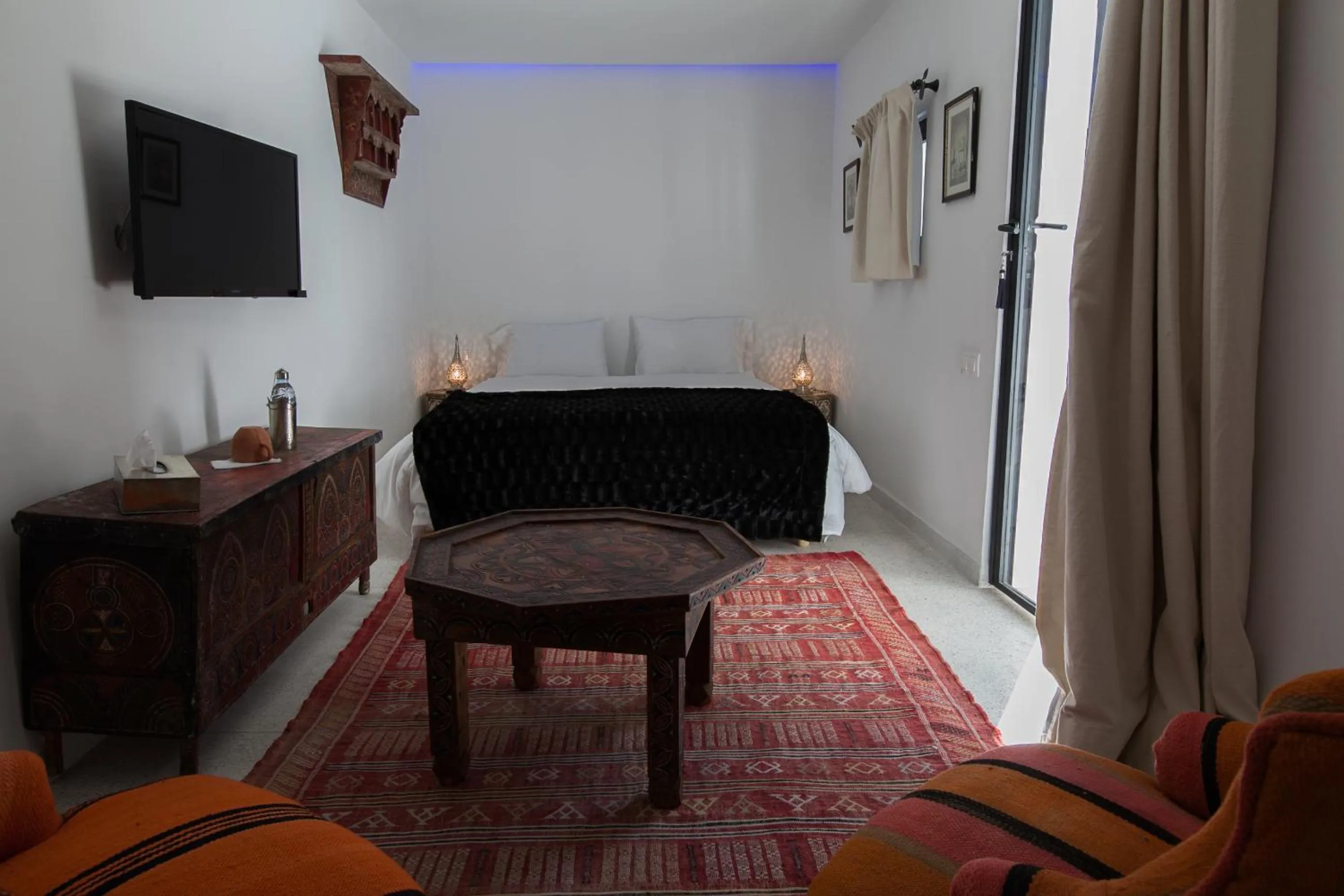Photo of the whole room, Bed in Riad Zebrakaro