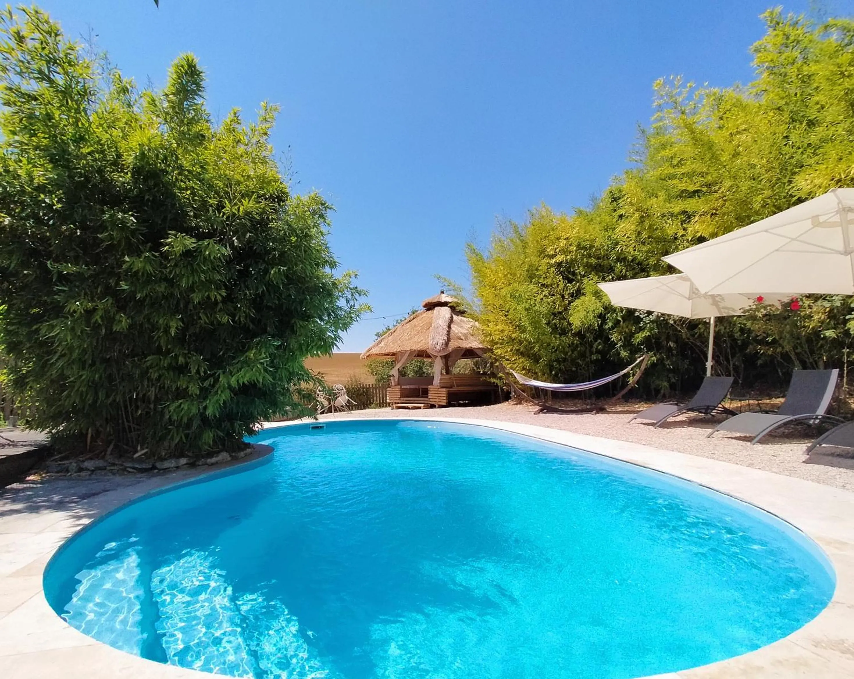 Swimming pool in les Didascalies