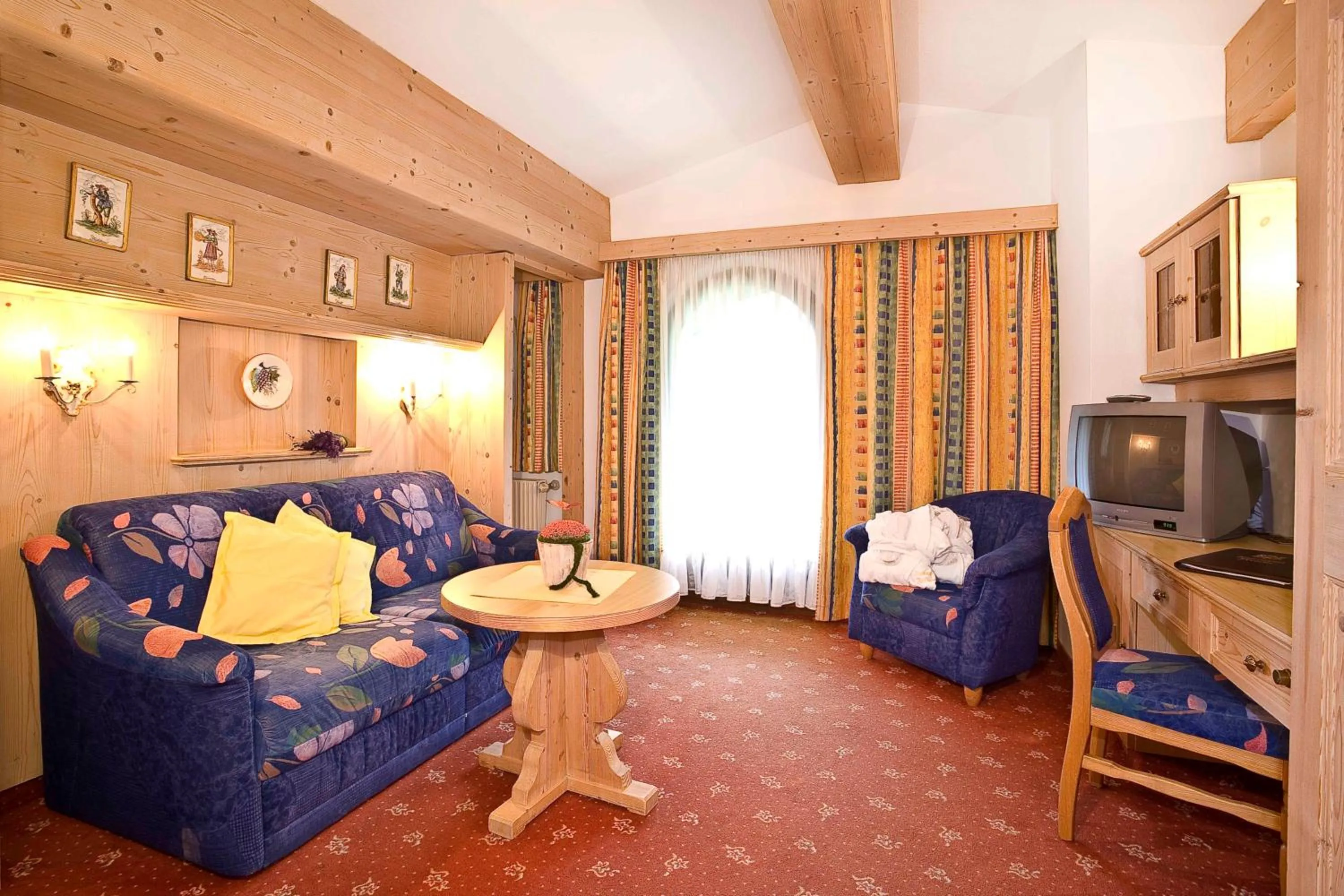 Seating area, Bed in Alpenhotel Fernau