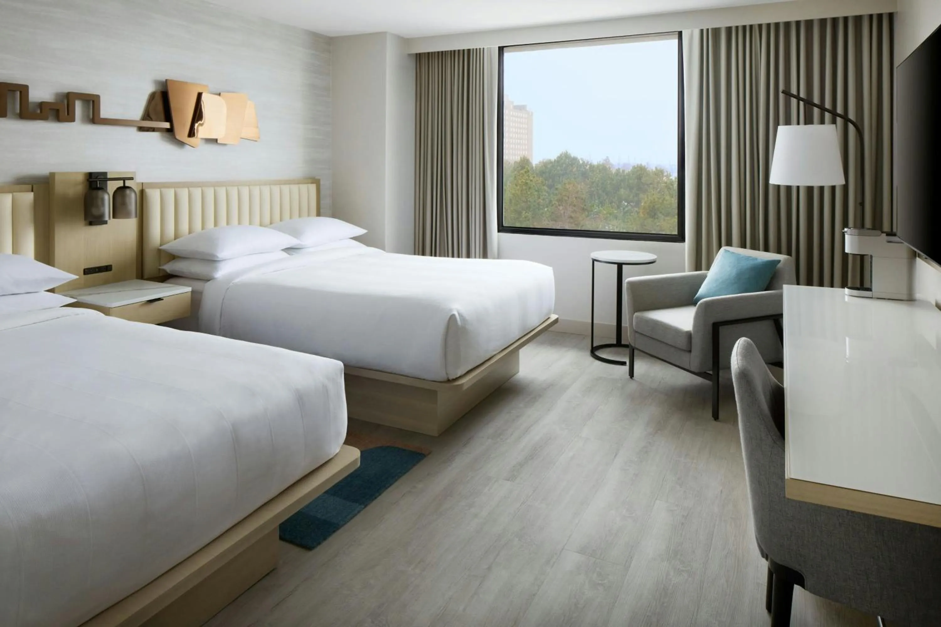 Photo of the whole room, Bed in Toronto Airport Marriott Hotel