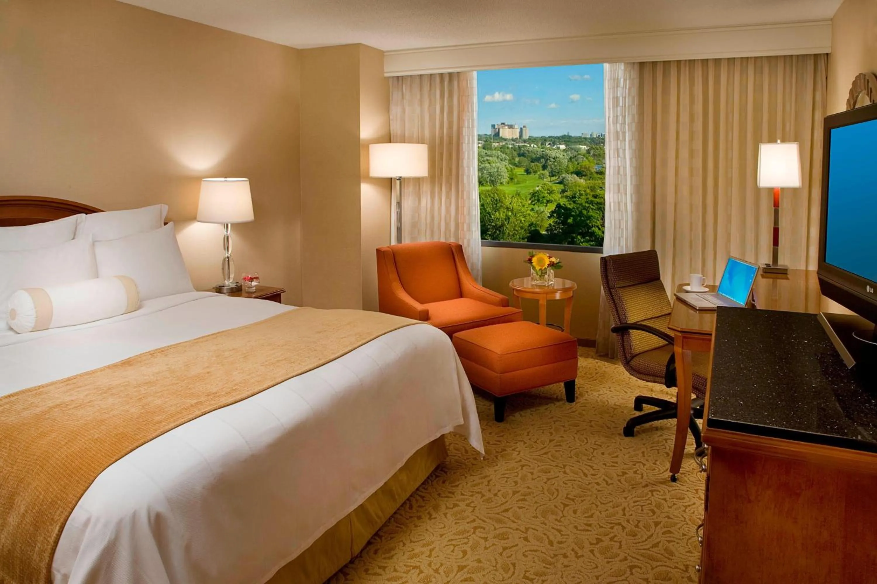 Photo of the whole room, Bed in Toronto Airport Marriott Hotel