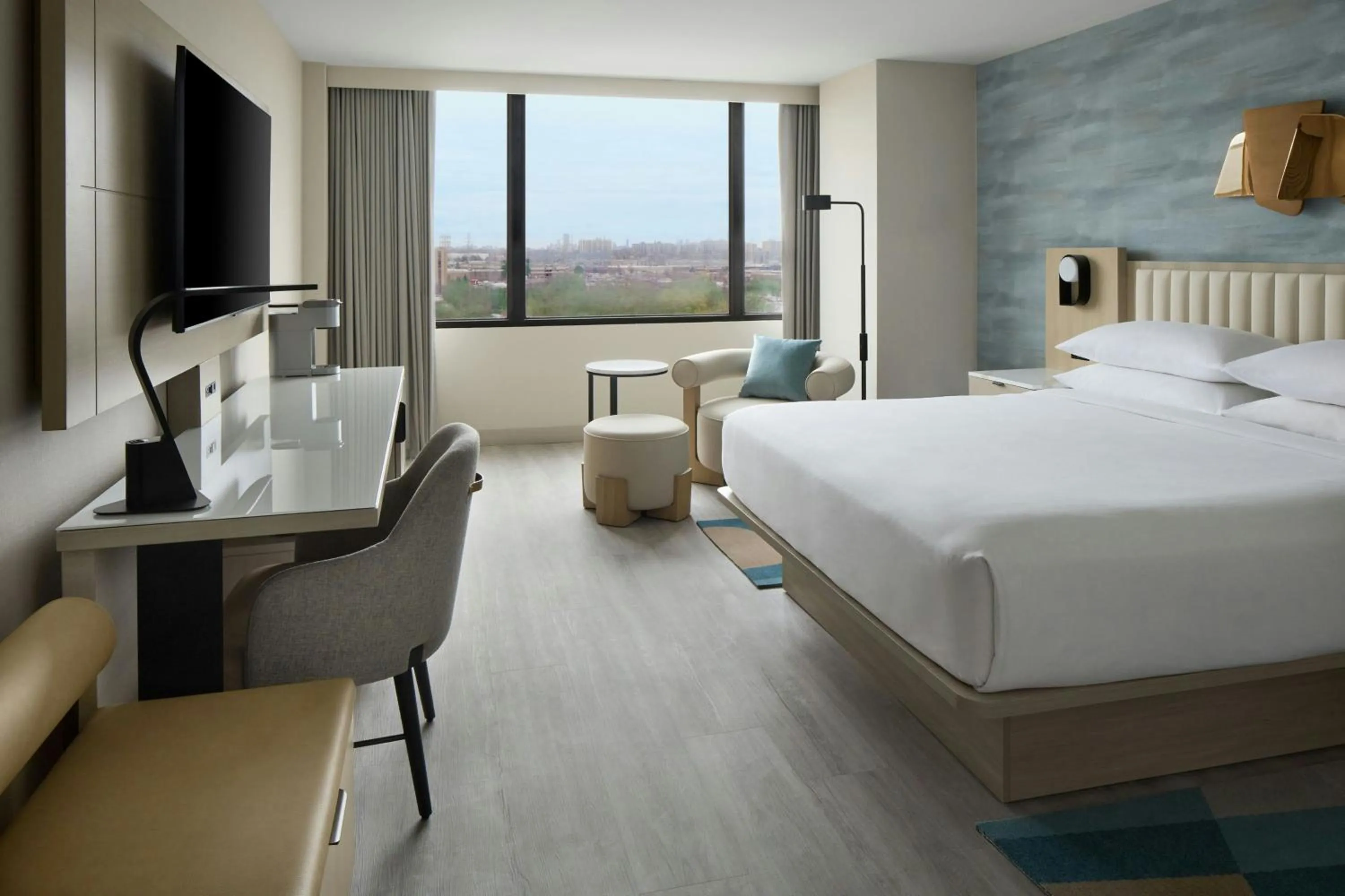 Photo of the whole room, Bed in Toronto Airport Marriott Hotel