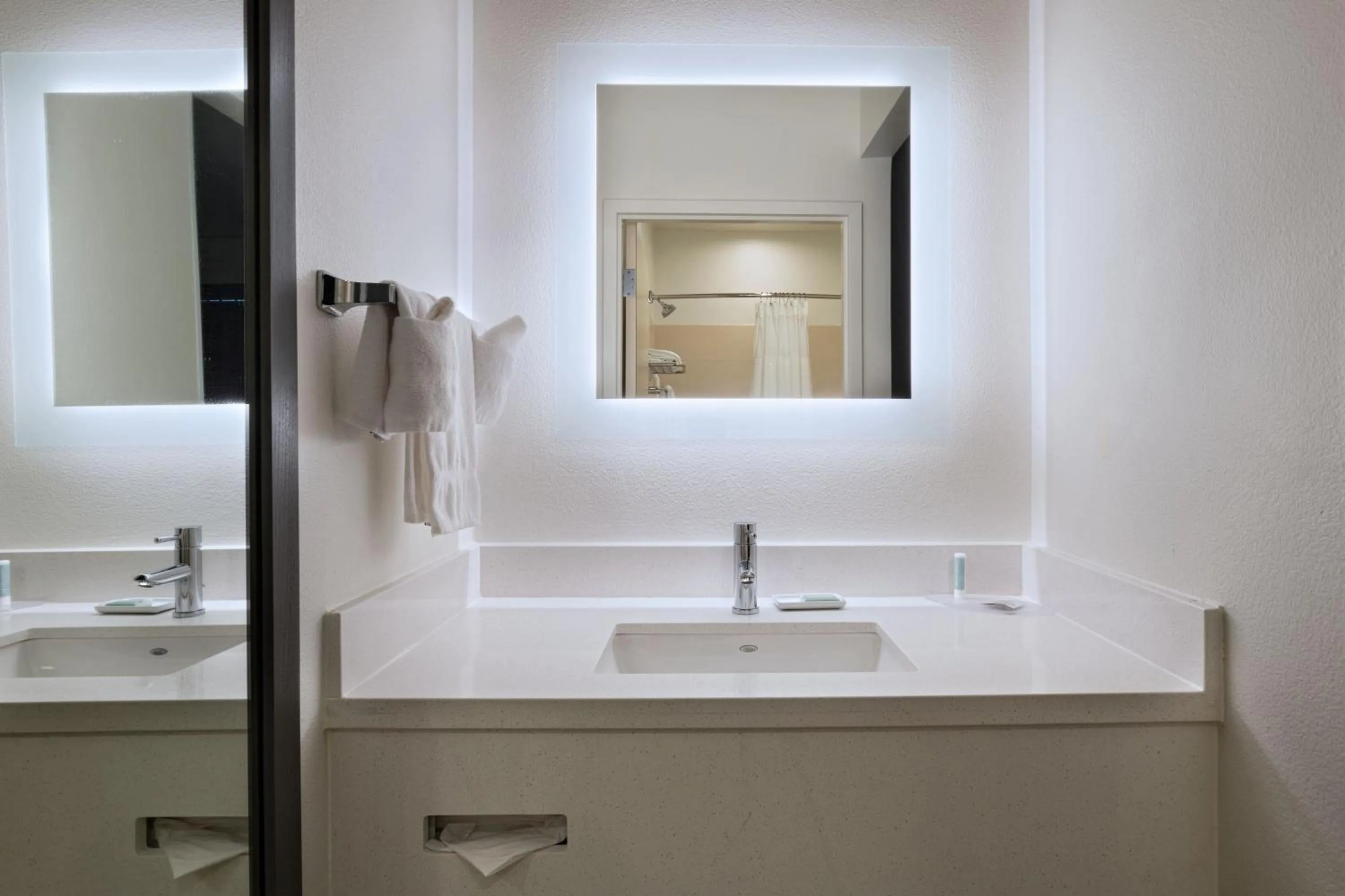 Bathroom in SpringHill Suites by Marriott Dallas DFW Airport East Las Colinas Irving