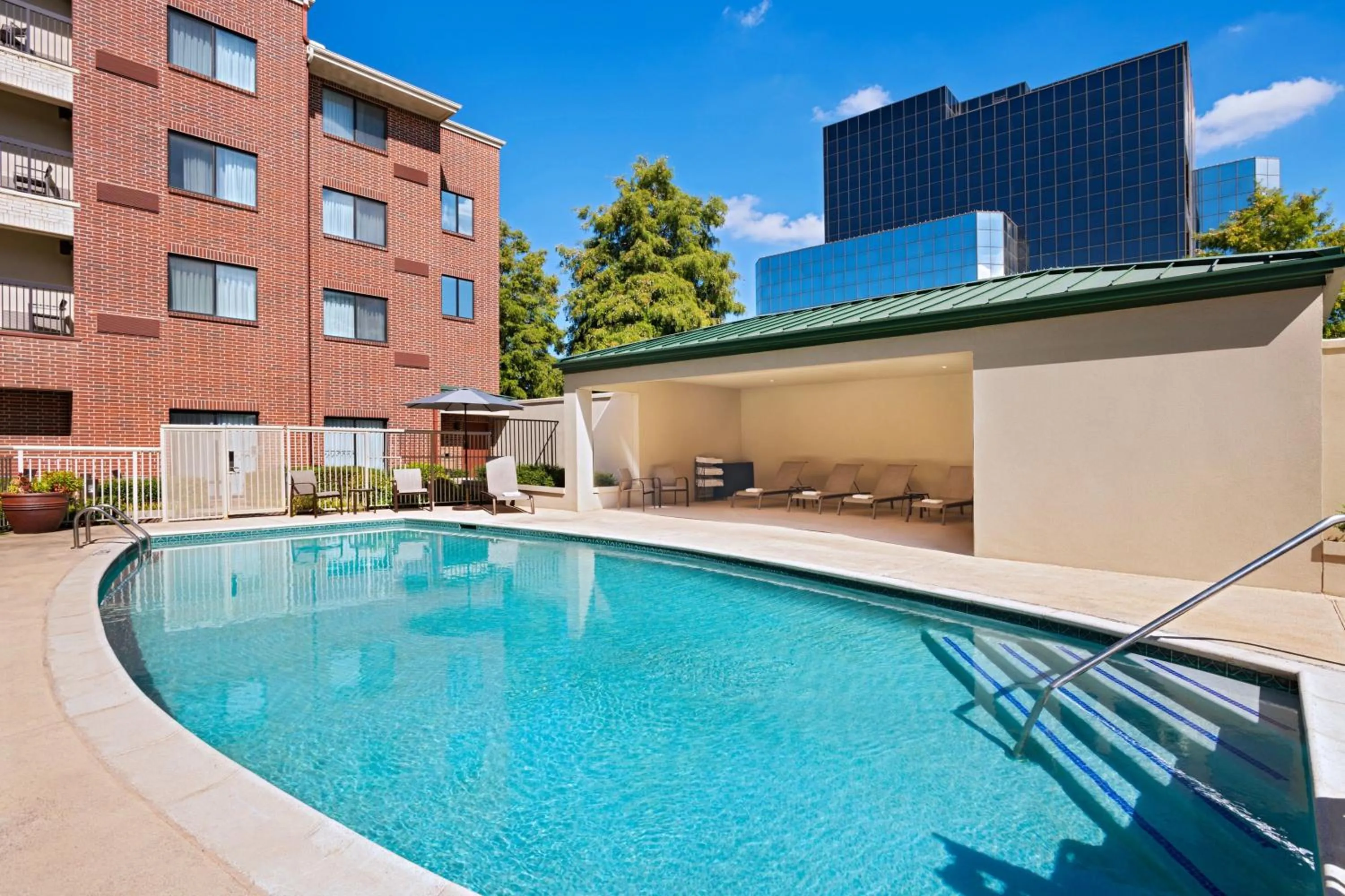 Swimming pool in Courtyard Dallas DFW Airport South/Irving