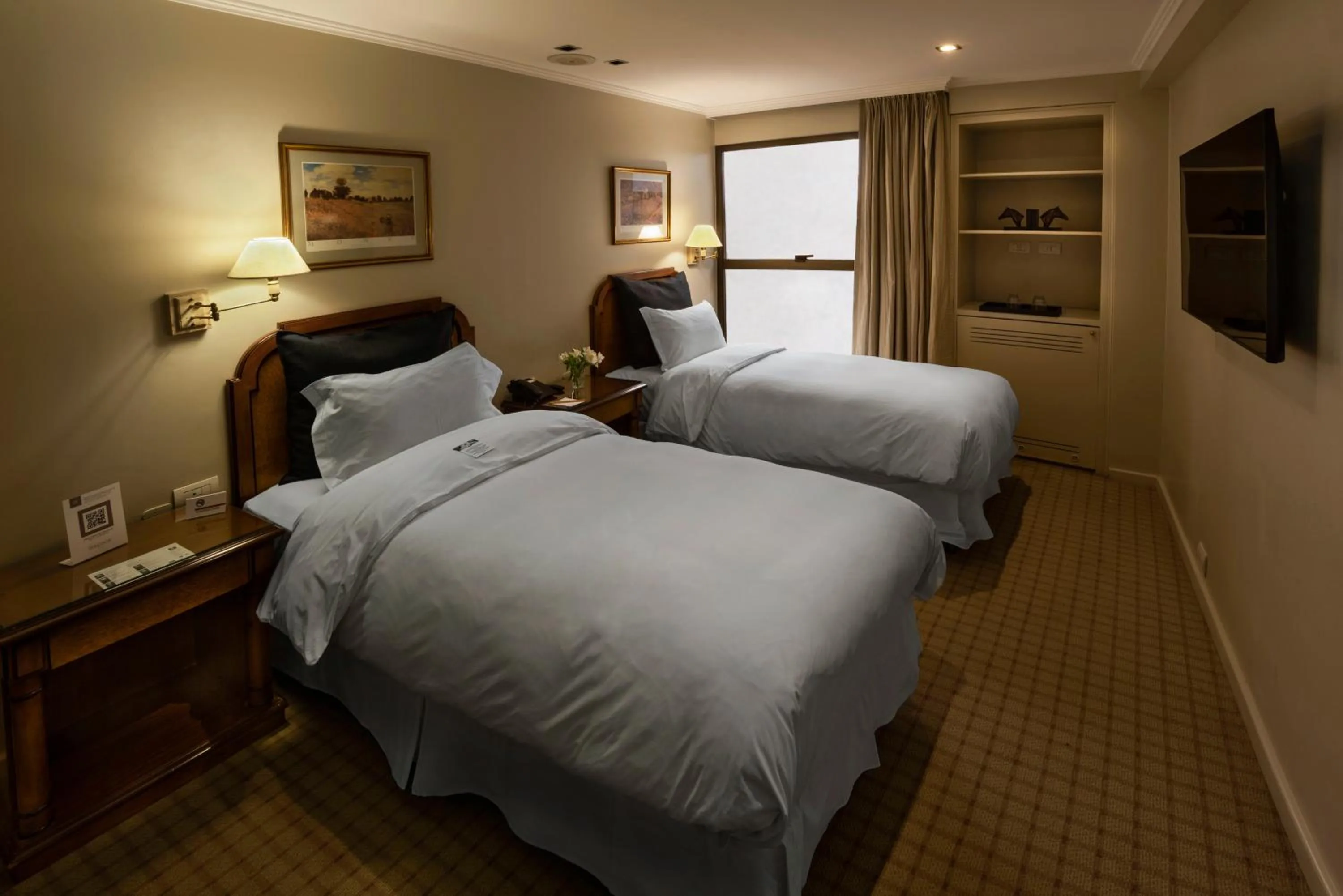 Photo of the whole room, Bed in Windsor Hotel