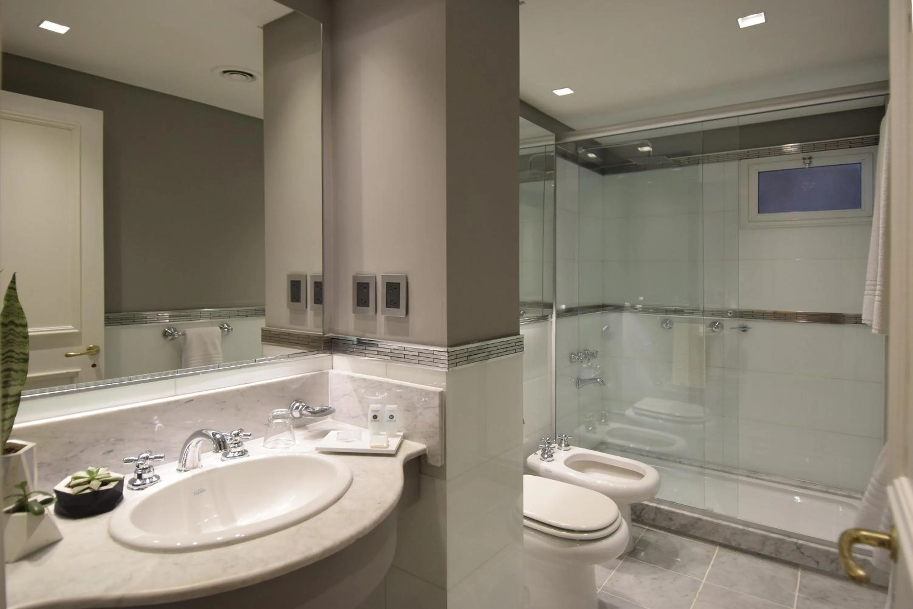 Shower in Windsor Hotel