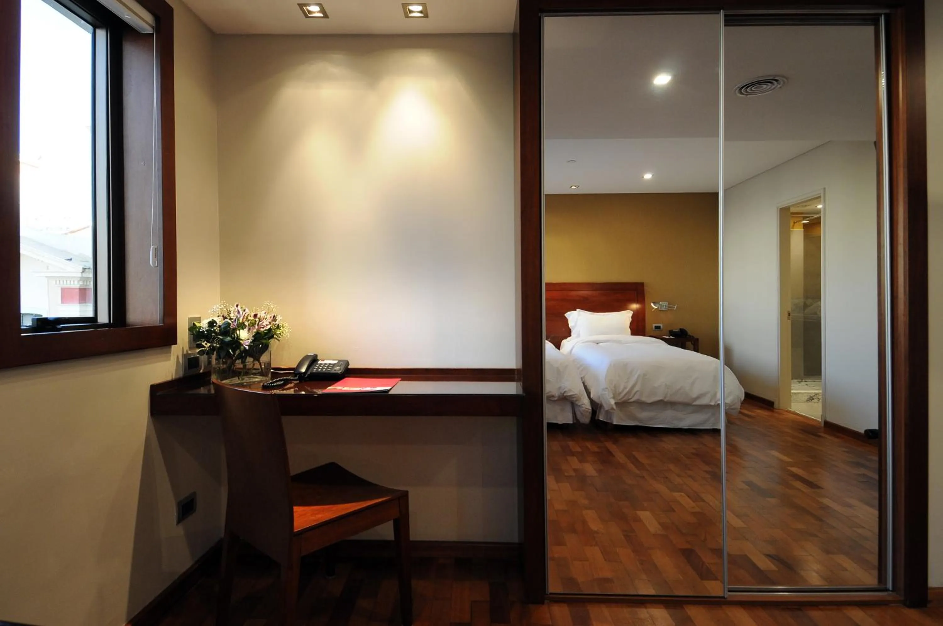 Seating area, Bed in Windsor Hotel