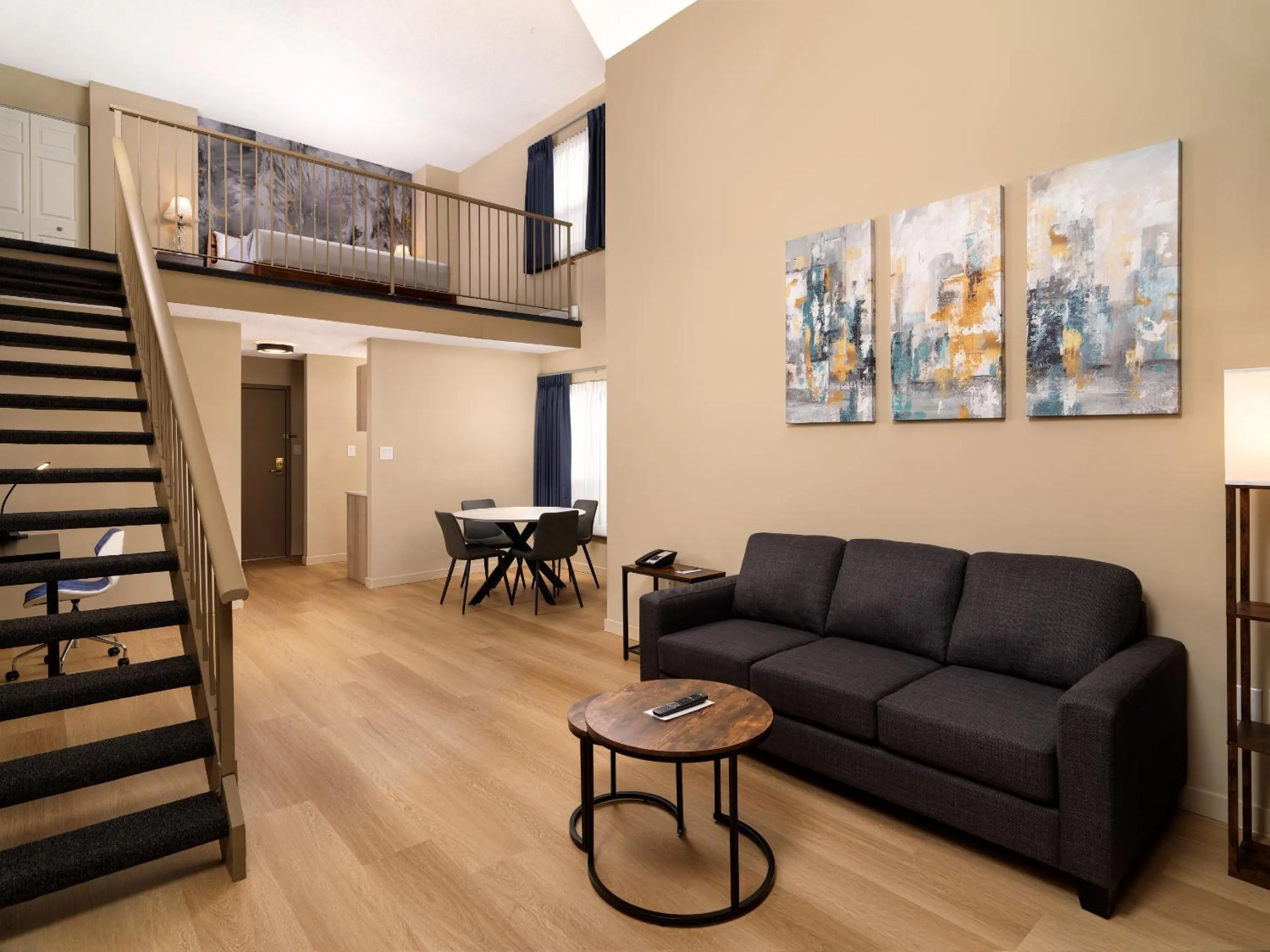 Living room in Huntingdon Hotel and Suites