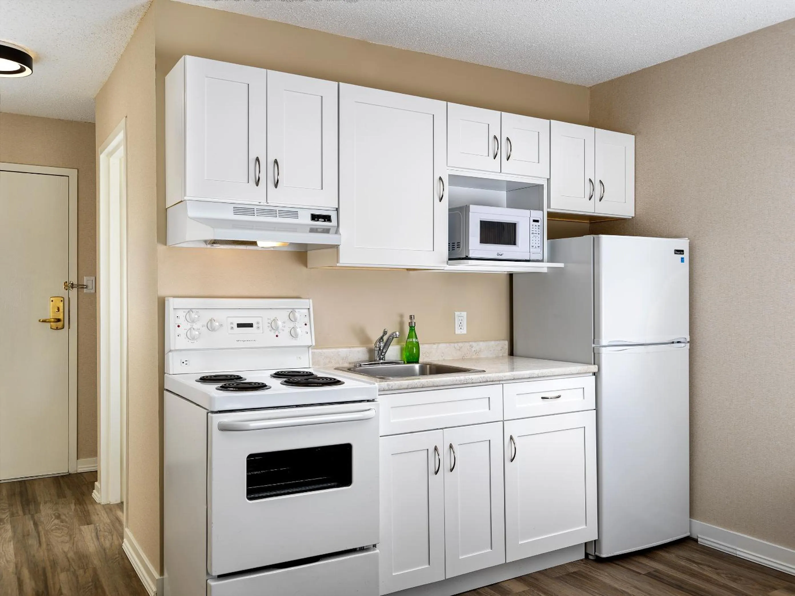 kitchen in Huntingdon Hotel and Suites