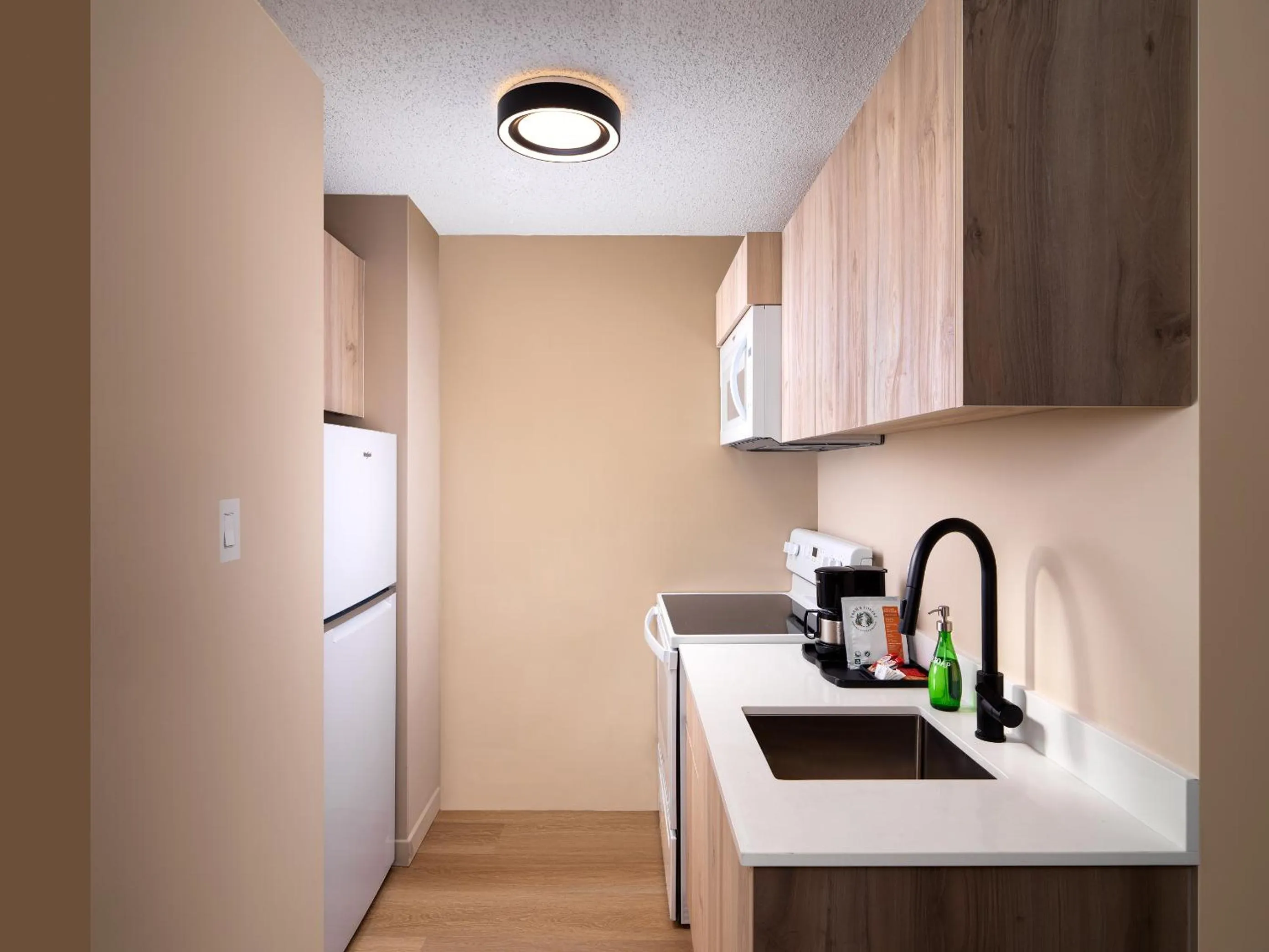 Coffee/tea facilities in Huntingdon Hotel and Suites