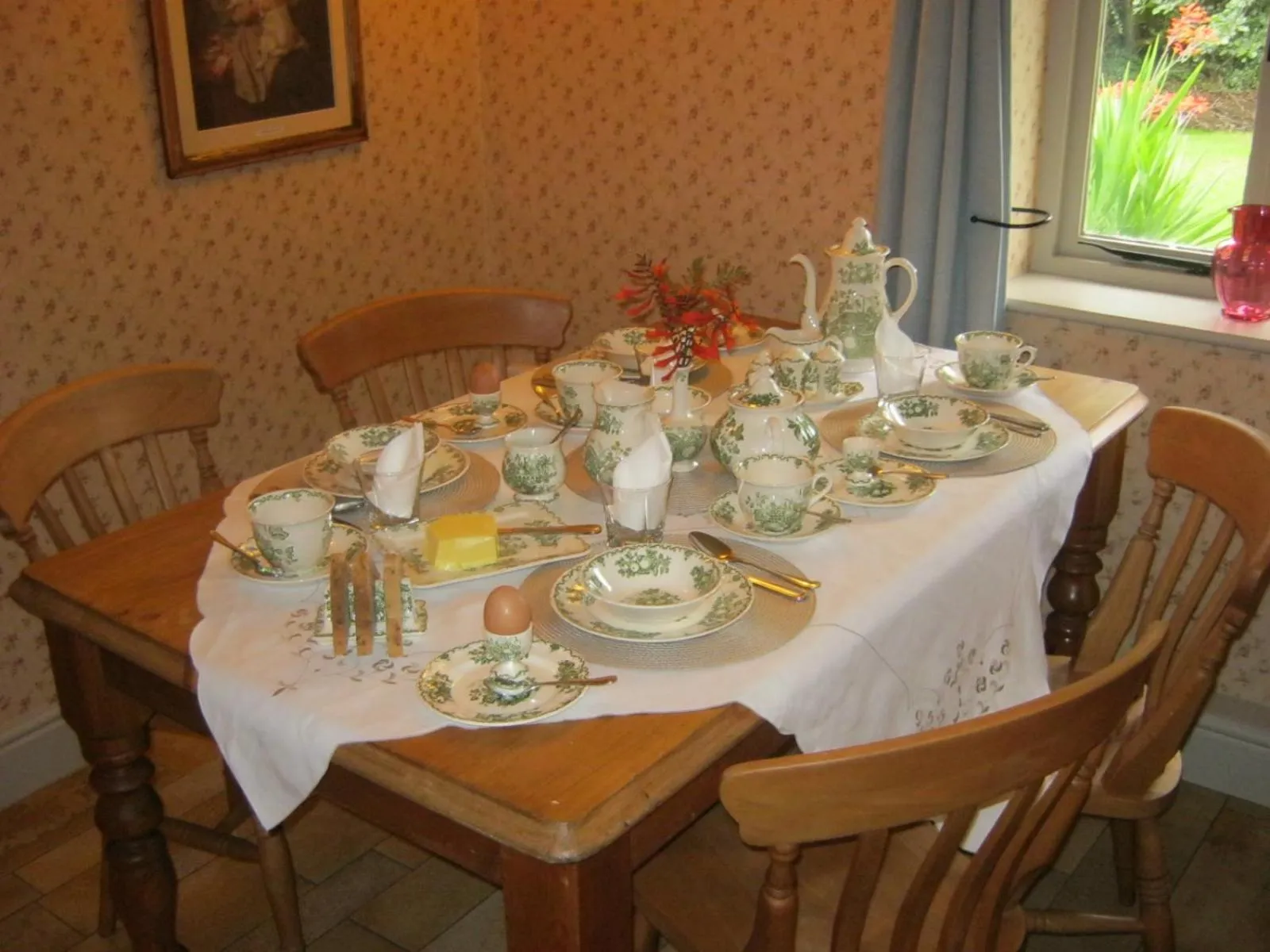 Breakfast in THE MOATS - CODDINGTON A small private thatched cottage B&B located in quiet countryside between Ledbury and Malvern - convenient for the Malvern Three Counties Showground and 5 miles from excellent shops restaurants and Ledbury Poetry Festival