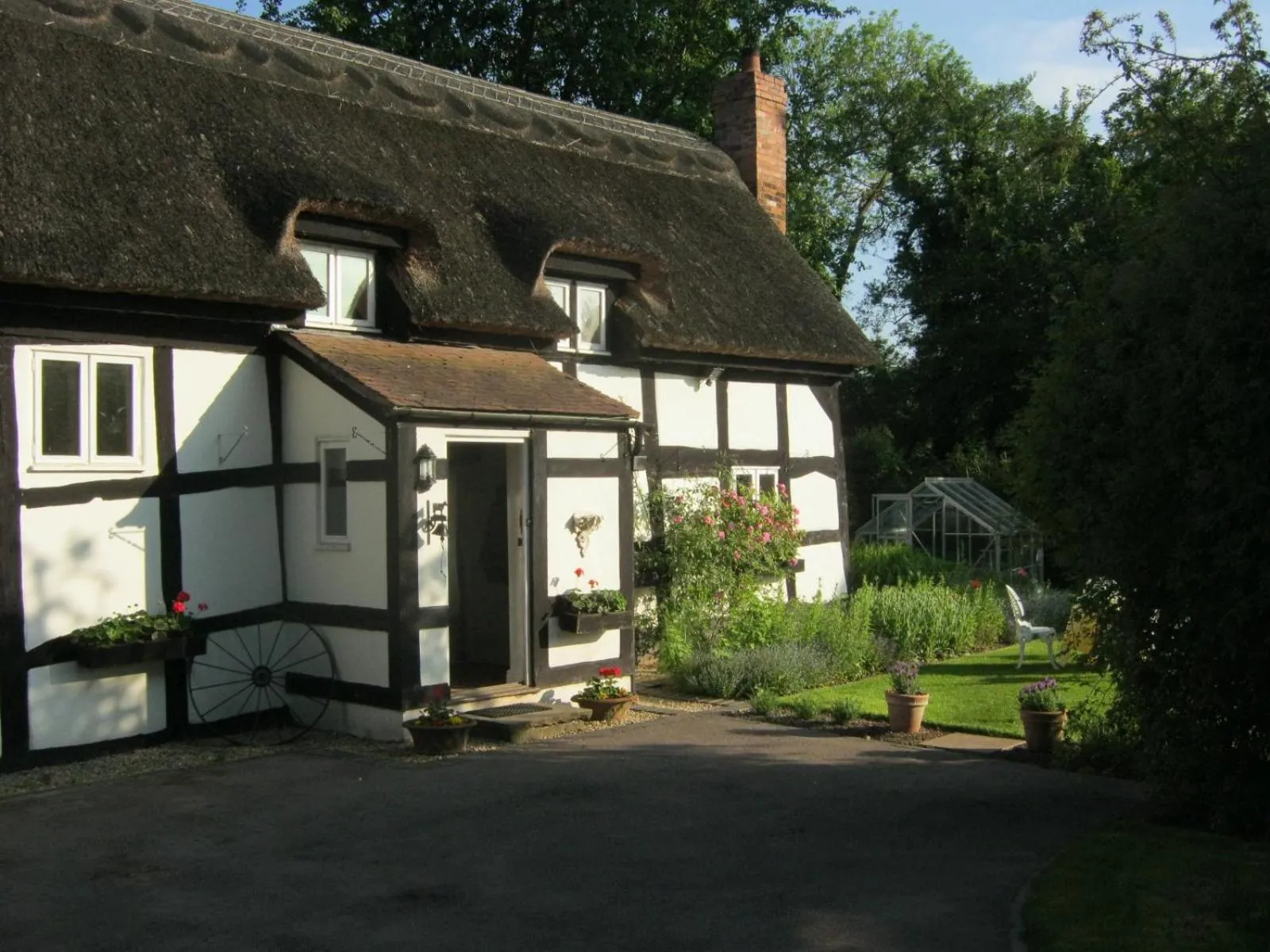 Facade/entrance in THE MOATS - CODDINGTON A small private thatched cottage B&B located in quiet countryside between Ledbury and Malvern - convenient for the Malvern Three Counties Showground and 5 miles from excellent shops restaurants and Ledbury Poetry Festival