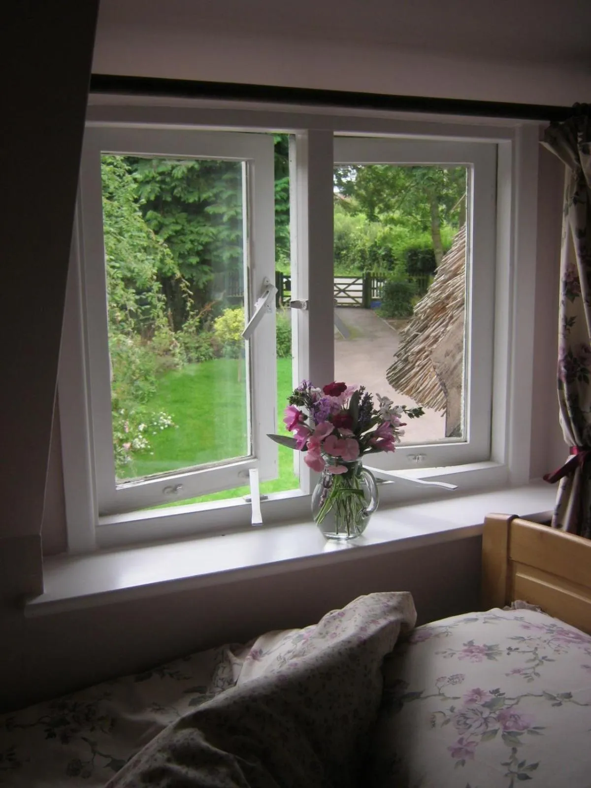 THE MOATS - CODDINGTON A small private thatched cottage B&B located in quiet countryside between Ledbury and Malvern - convenient for the Malvern Three Counties Showground and 5 miles from excellent shops restaurants and Ledbury Poetry Festival