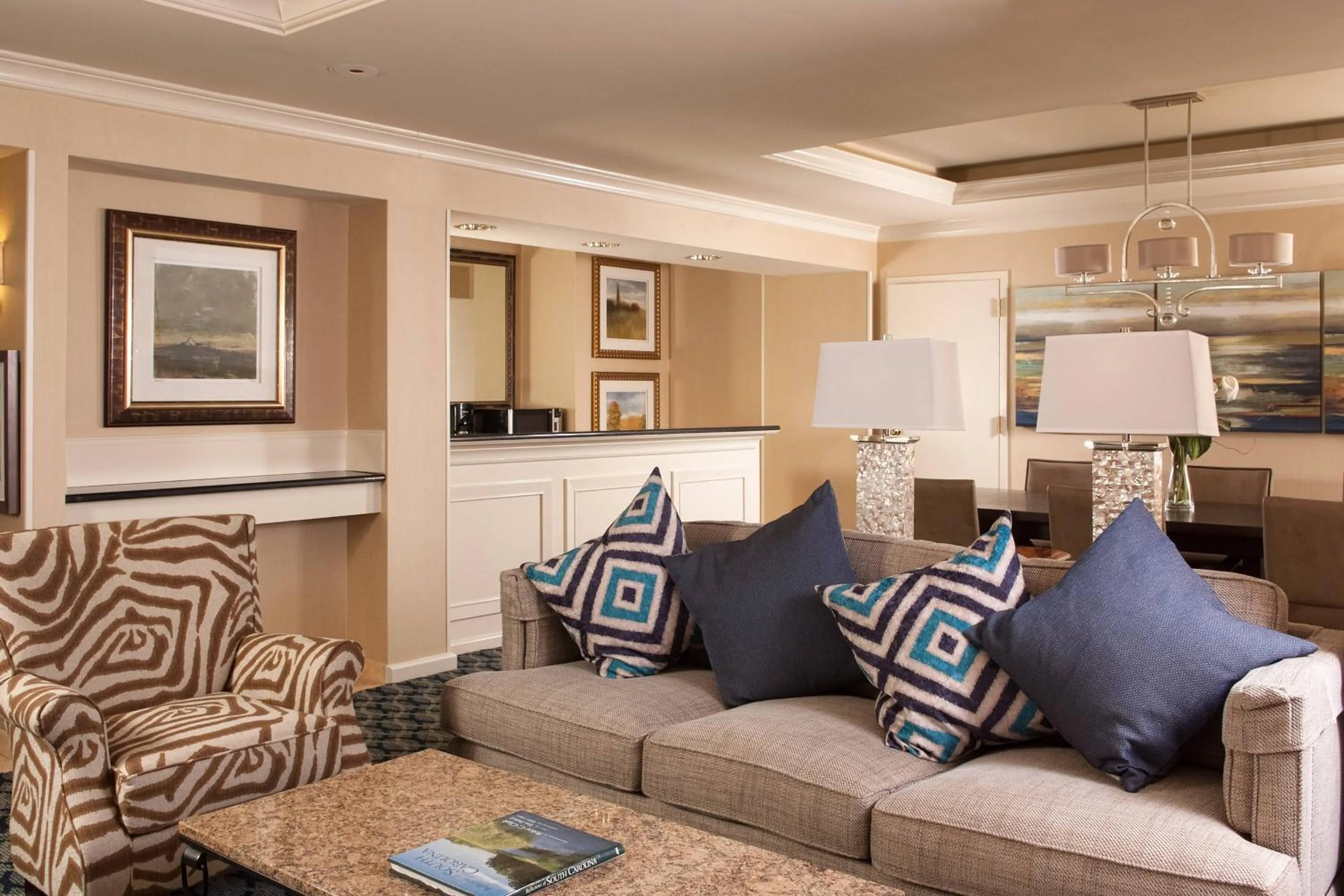 Living room in Greenville Marriott