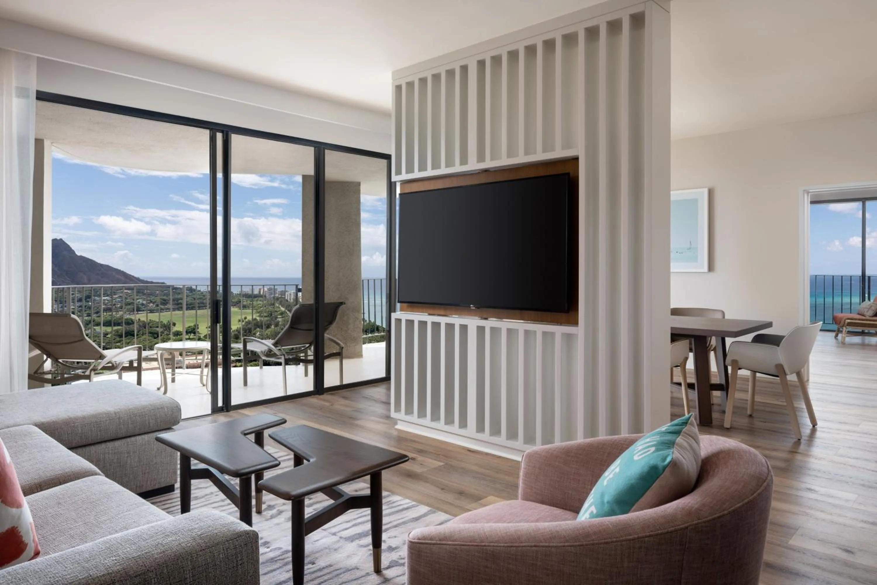 Living room in Waikiki Beach Marriott Resort & Spa