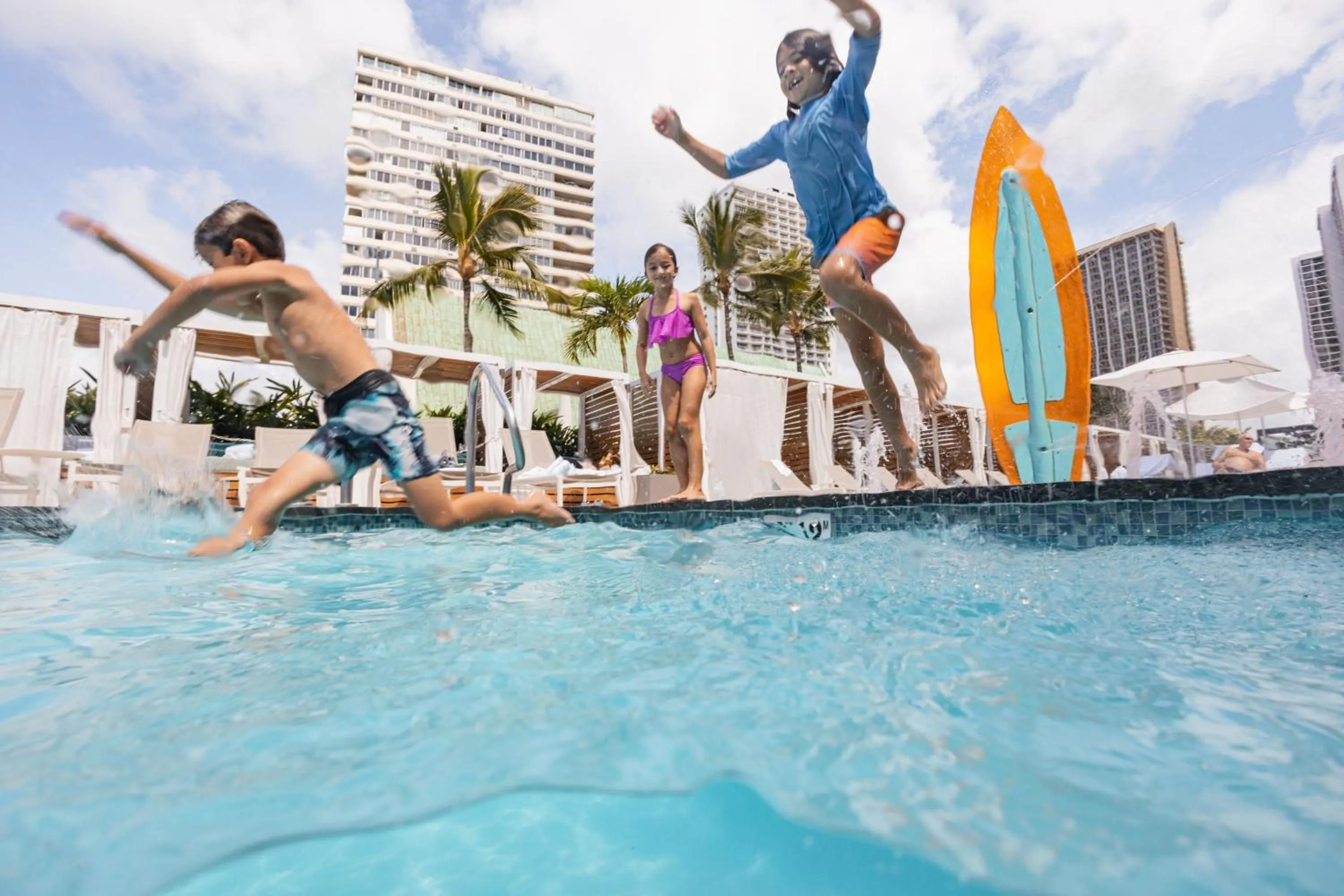 Swimming pool in Waikiki Beach Marriott Resort & Spa