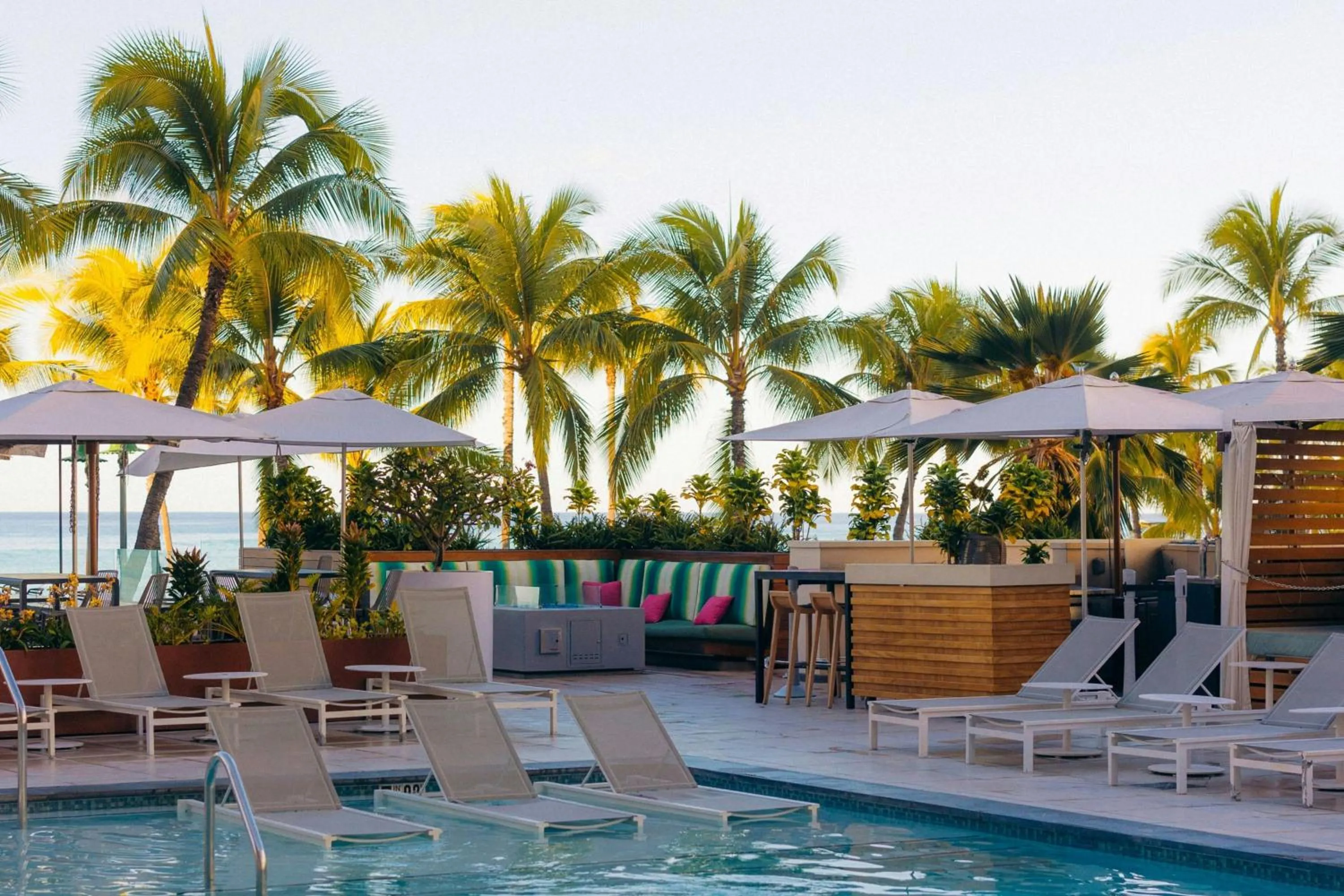Swimming pool in Waikiki Beach Marriott Resort & Spa