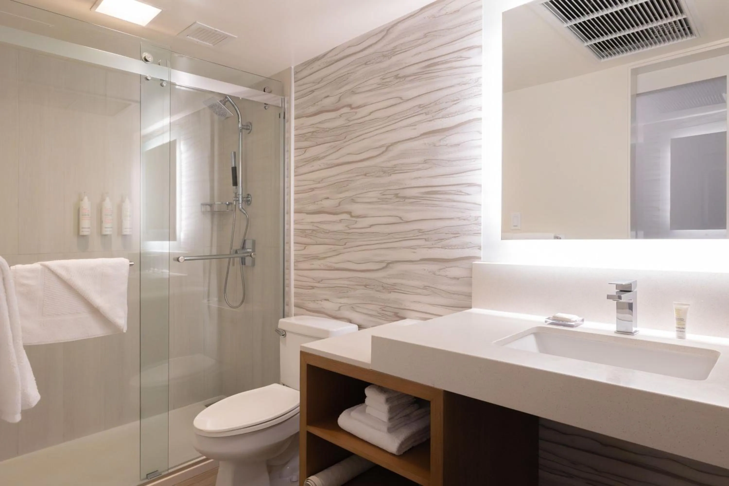 Bathroom in Waikiki Beach Marriott Resort & Spa