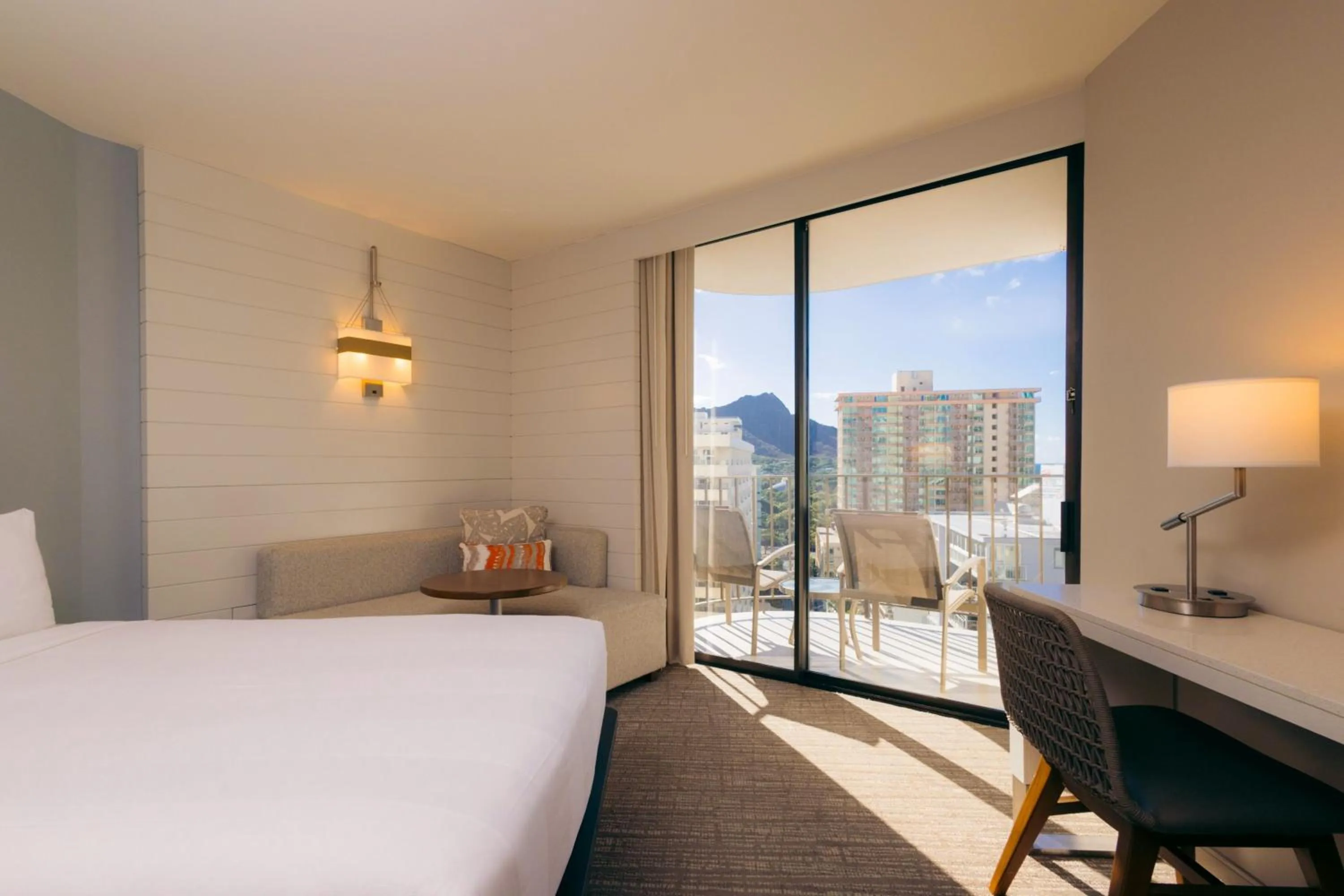 Photo of the whole room, Bed in Waikiki Beach Marriott Resort & Spa