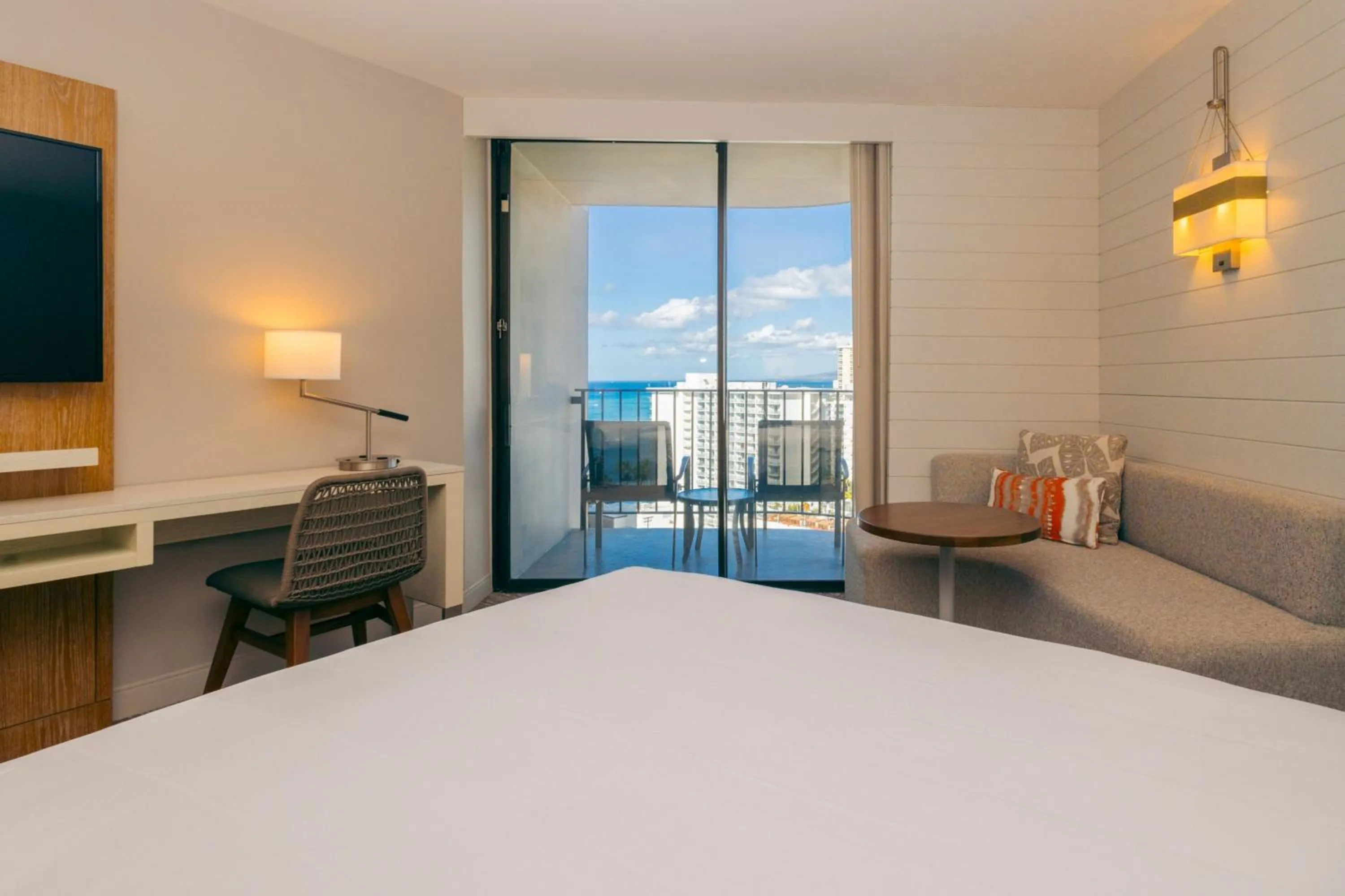 Photo of the whole room, Bed in Waikiki Beach Marriott Resort & Spa