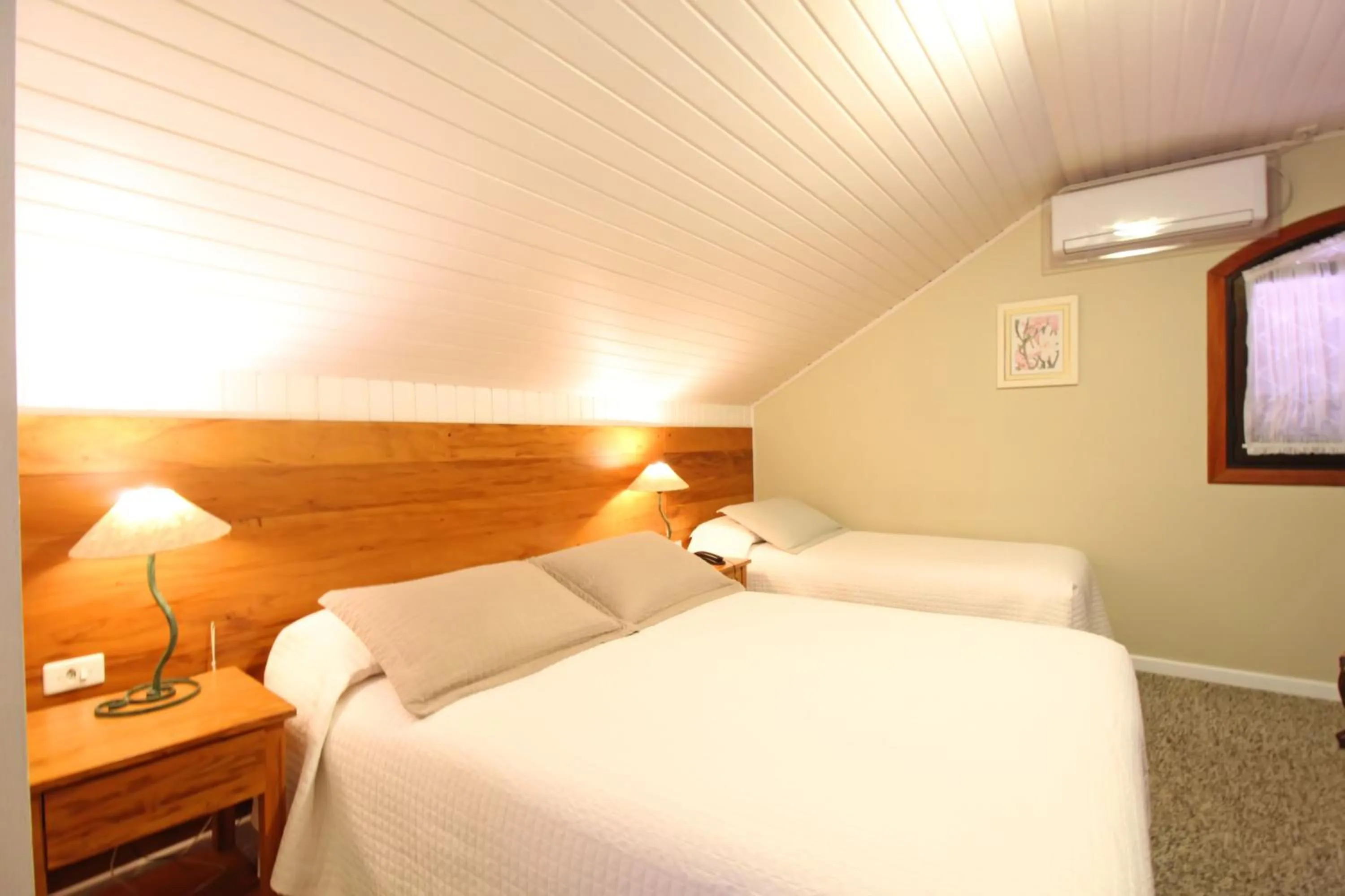 Hot Tub, Bed in Pousada Villa Capivary Campos do Jordão