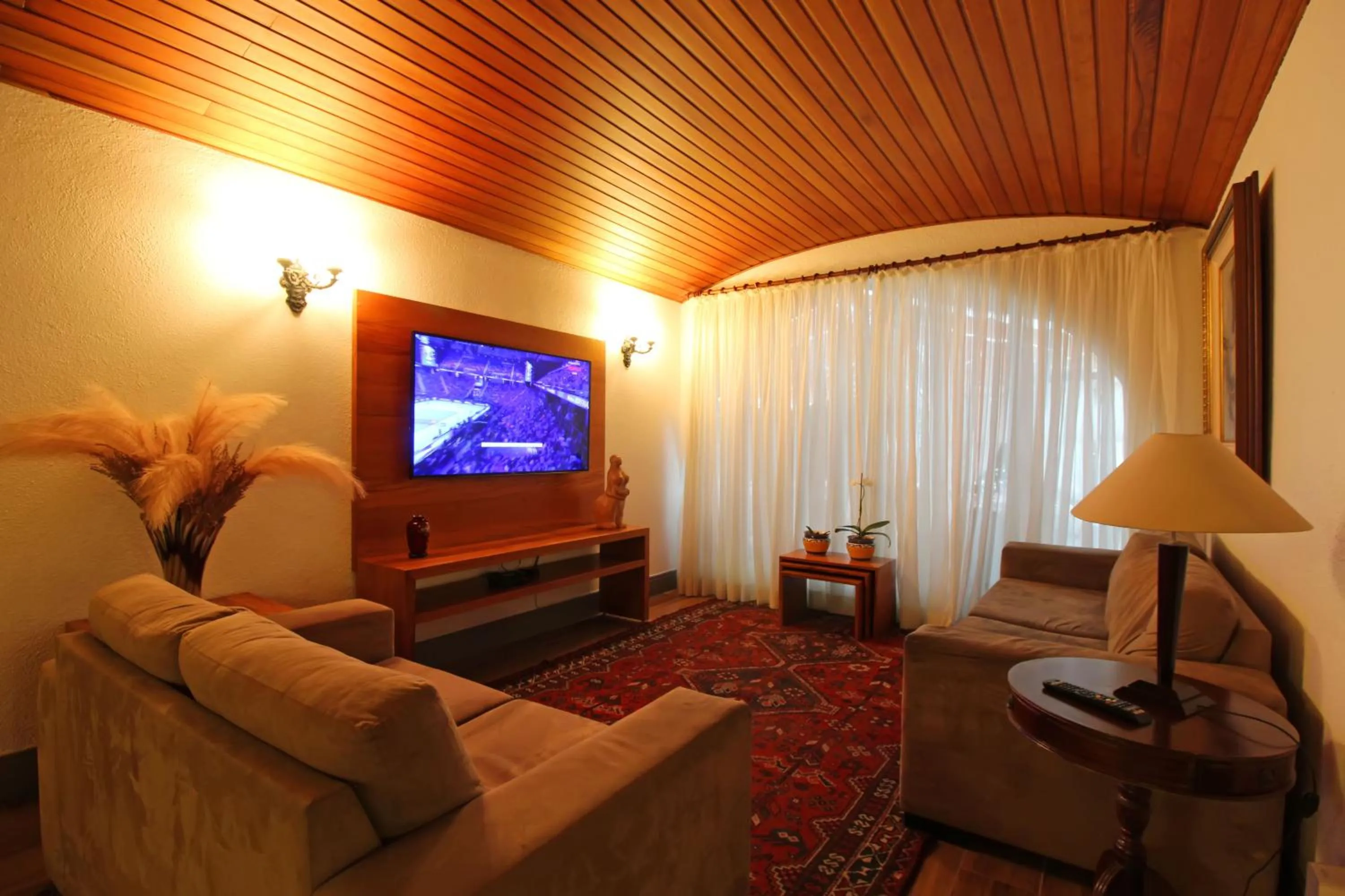 Communal lounge/ TV room in Pousada Villa Capivary Campos do Jordão