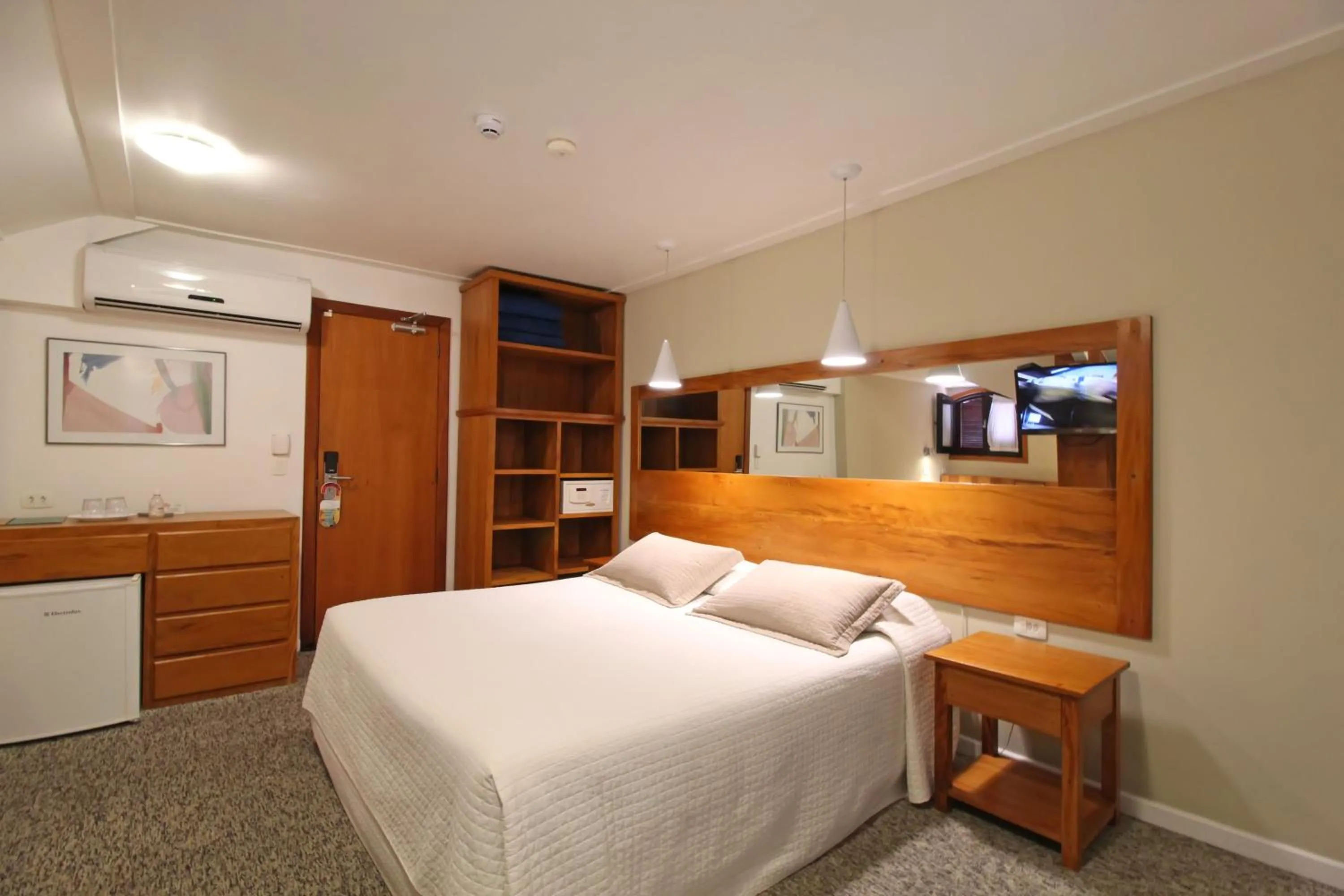 minibar, Bed in Pousada Villa Capivary Campos do Jordão