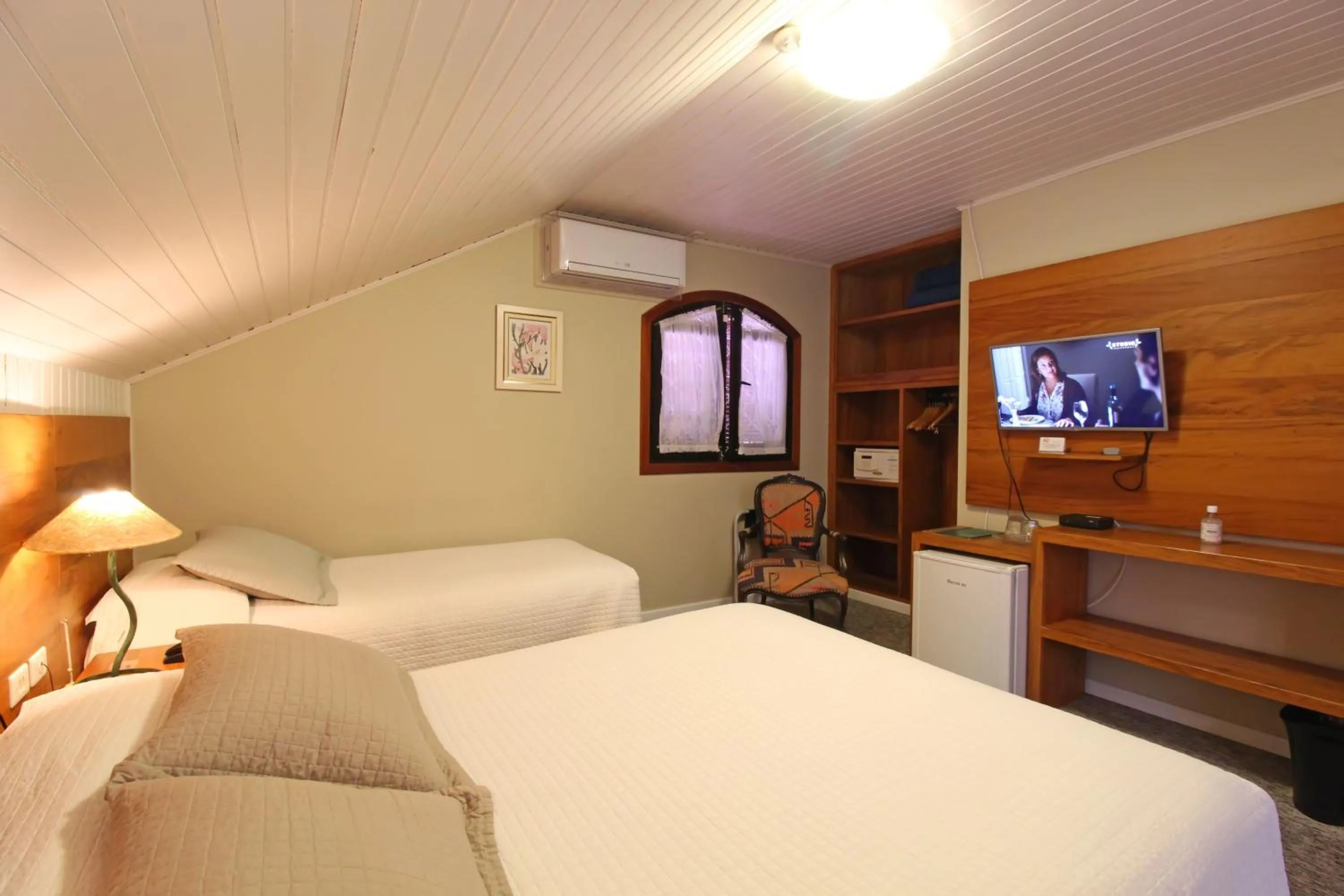 minibar, Bed in Pousada Villa Capivary Campos do Jordão