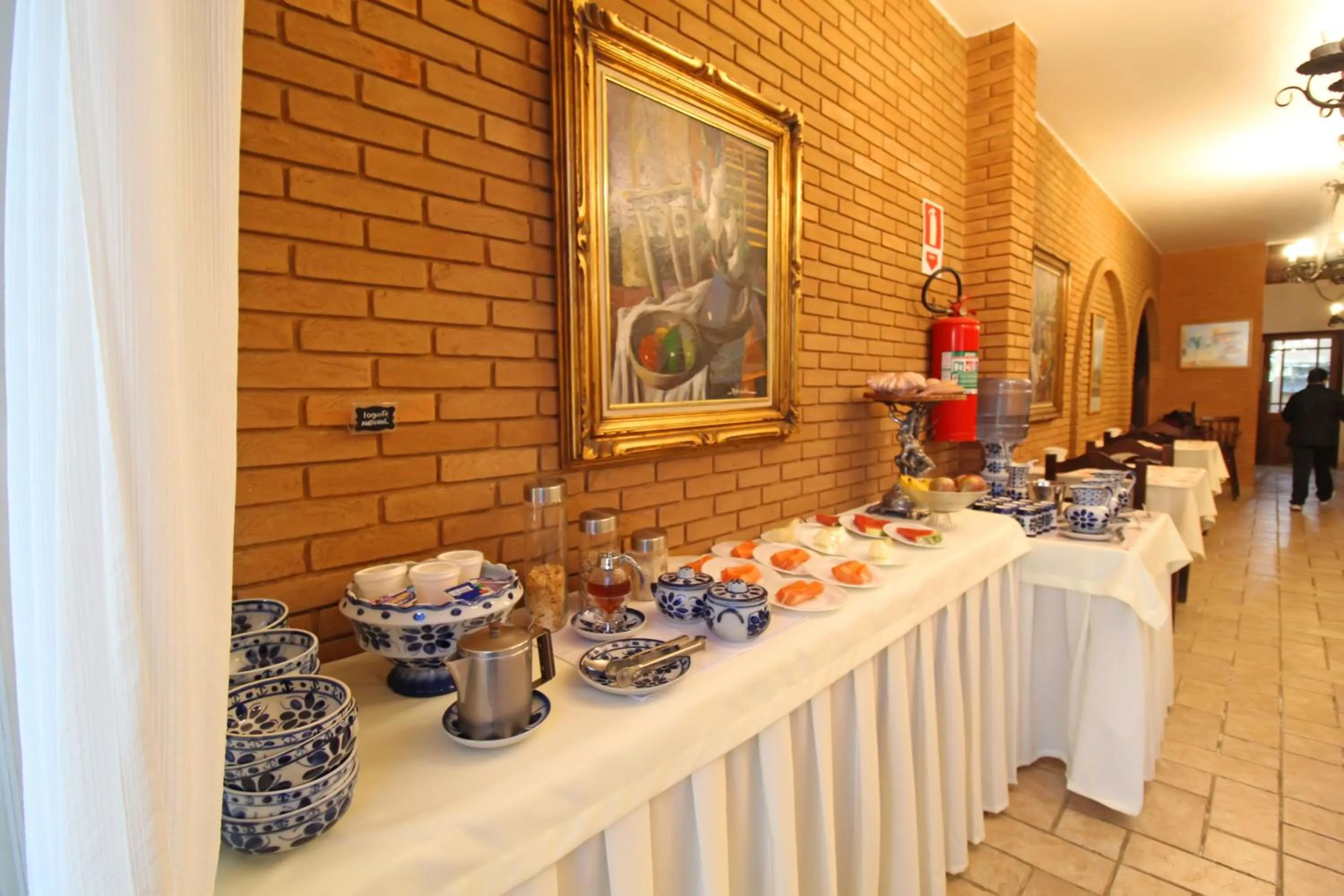 Buffet breakfast in Pousada Villa Capivary Campos do Jordão