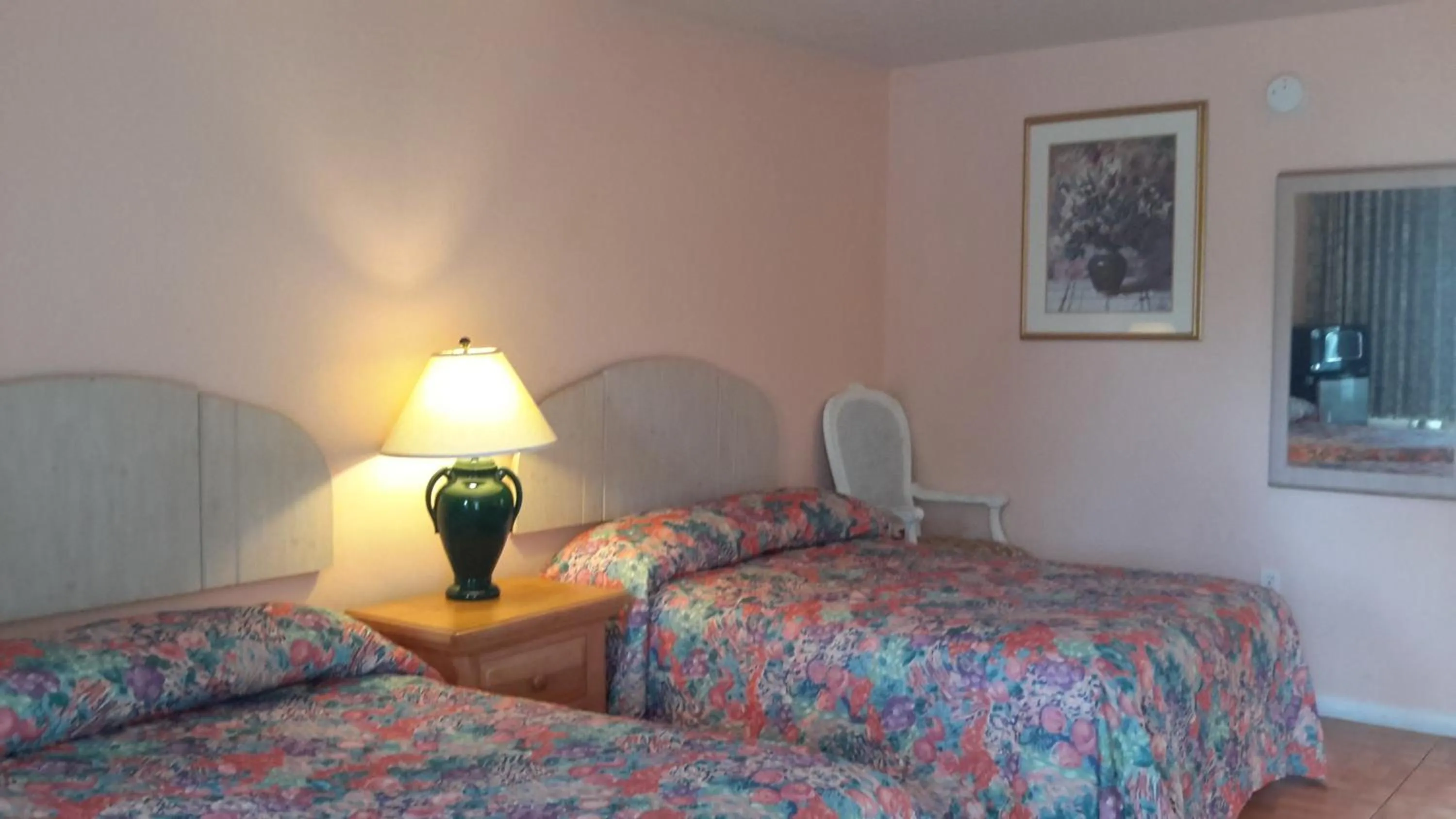 Photo of the whole room, Bed in Conty's Motel