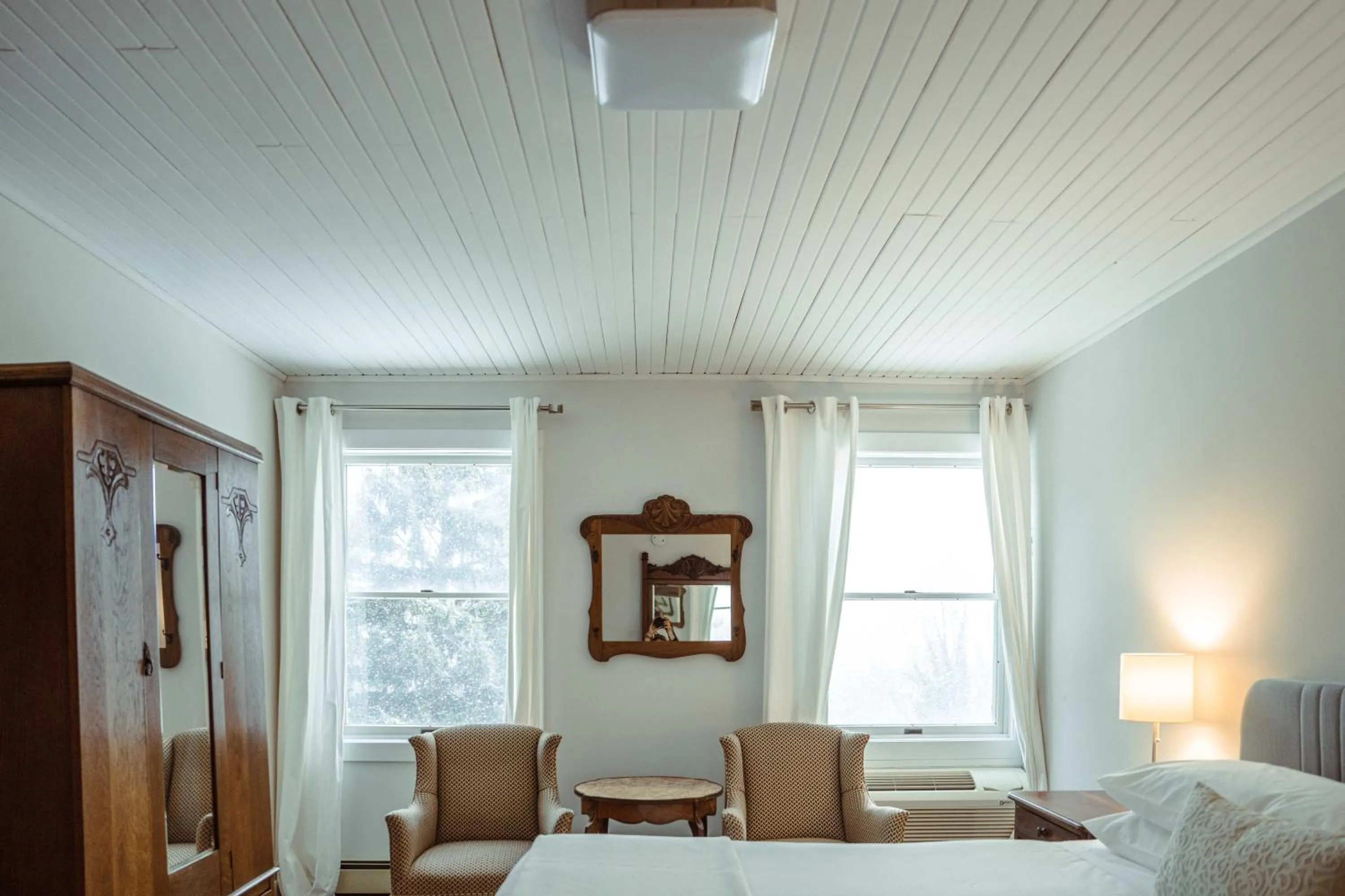 Seating area, Bed in South Landing Inn