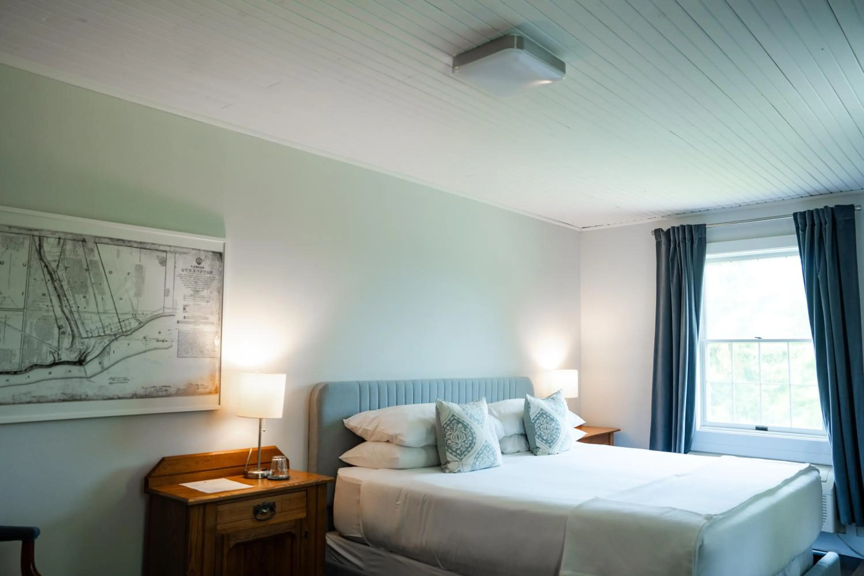 Photo of the whole room, Bed in South Landing Inn