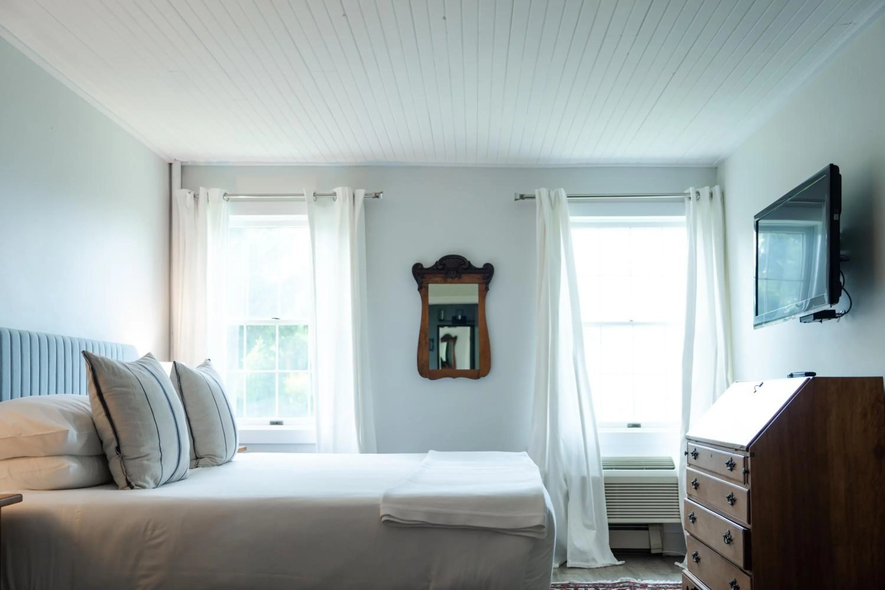 Bed in South Landing Inn