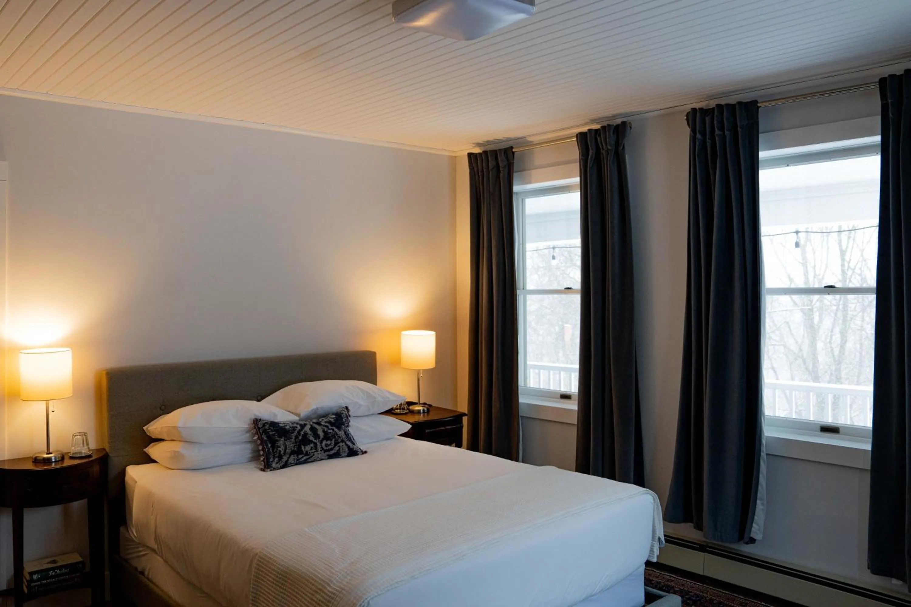 Bed in South Landing Inn