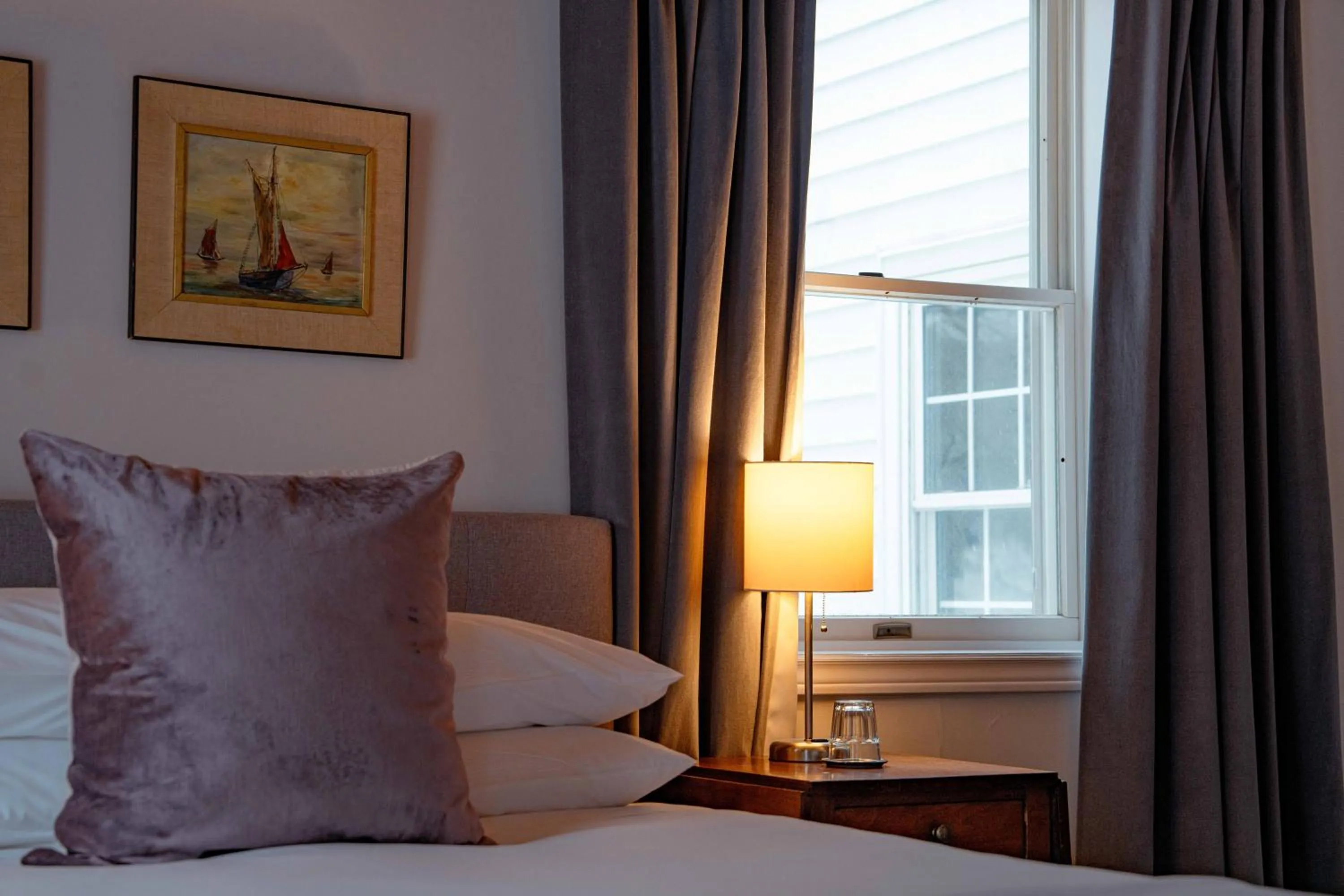 Bed in South Landing Inn